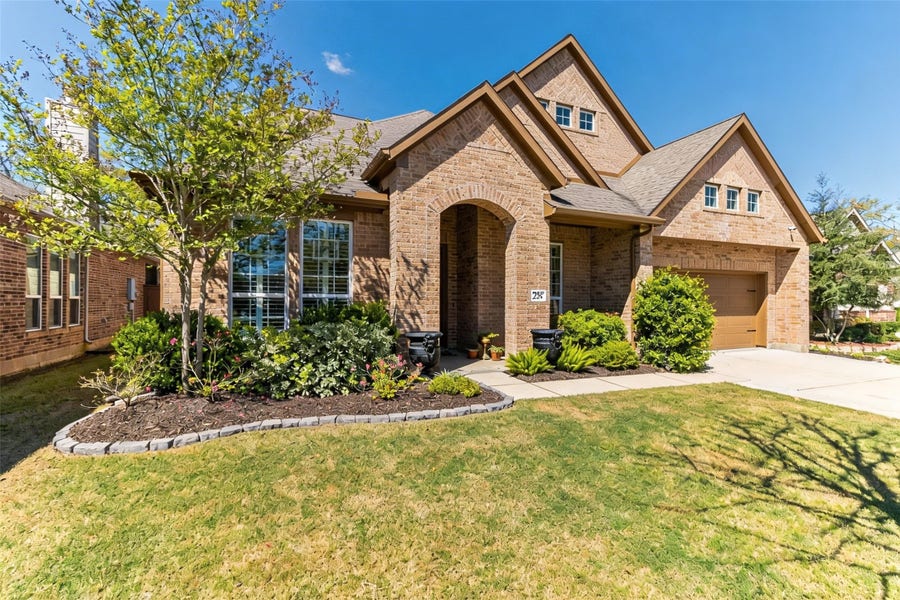 Property photo for 208 Woodside Court, Clute, TX