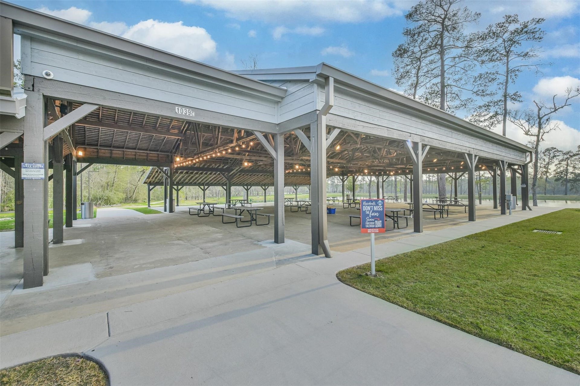 455 Mathis Lake, Conroe, TX 77304 THE PAVILLION
