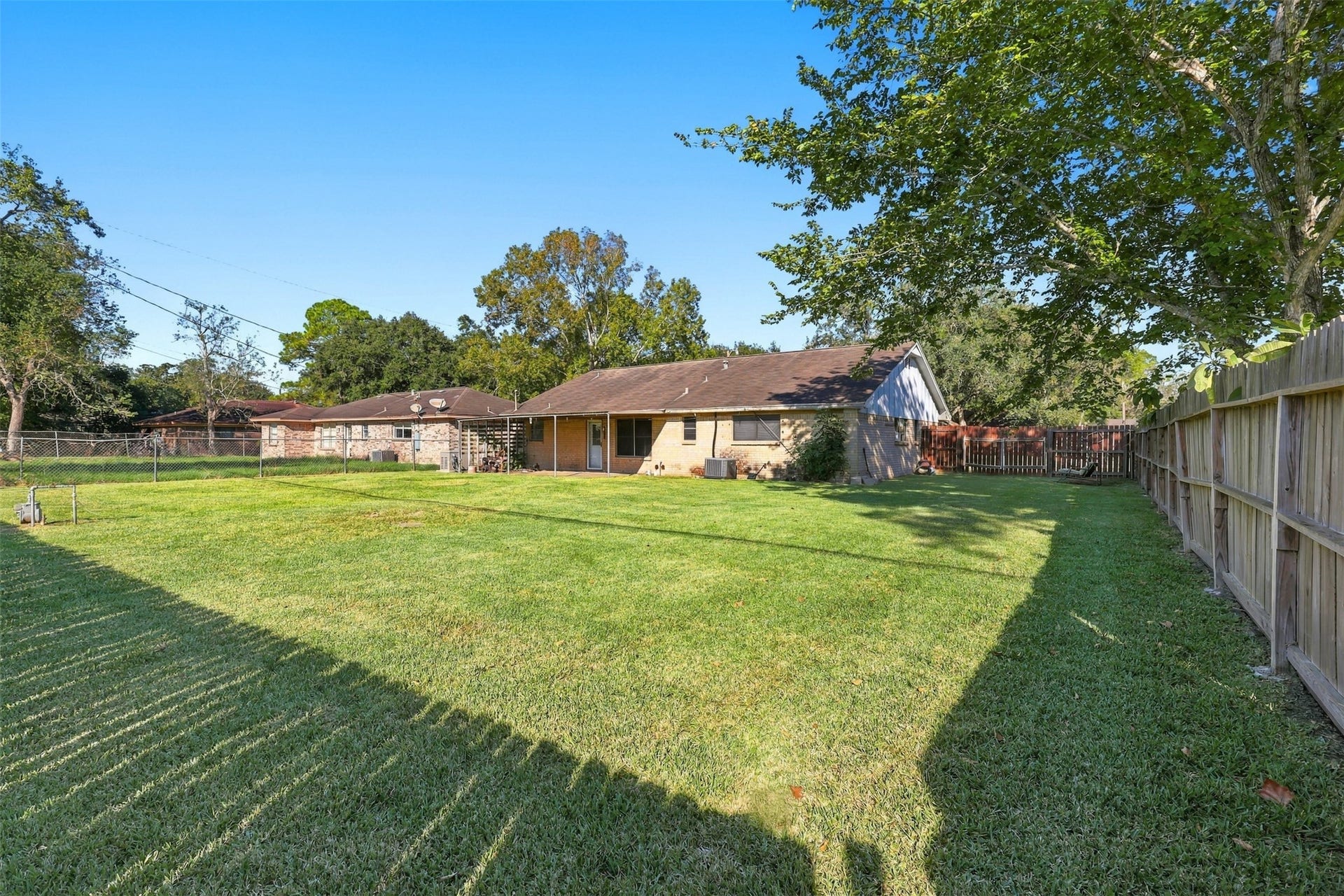 1906 Kings Lane, Alvin, TX 77511 1906 Kings Lane, Alvin, TX 77511