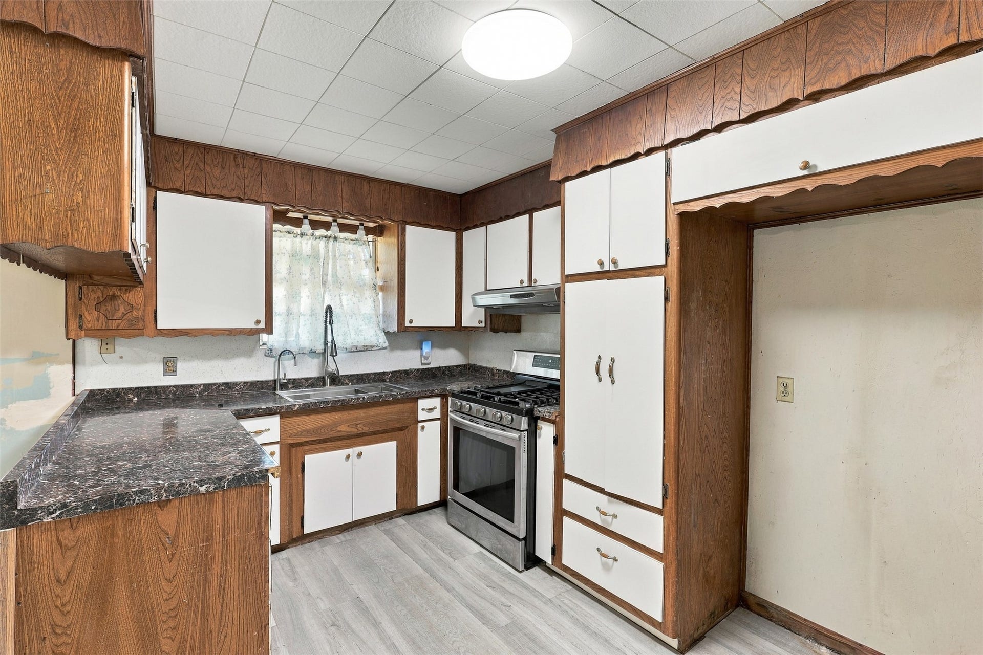 1906 Kings Lane, Alvin, TX 77511 1906 Kings Lane, Alvin, TX 77511