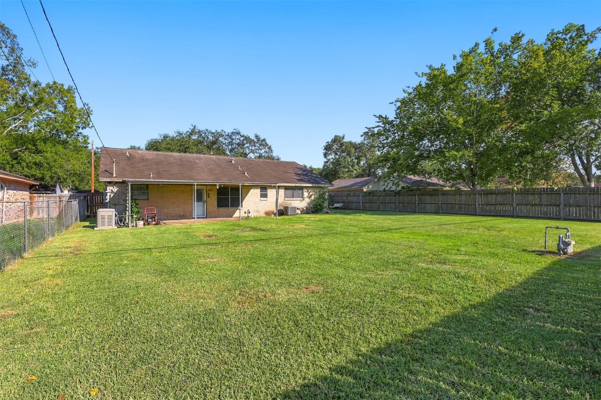 1906 Kings Lane, Alvin, TX 77511 1906 Kings Lane, Alvin, TX 77511