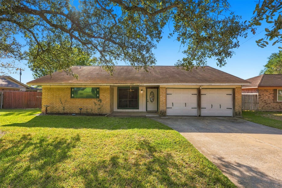 Property photo for 1906 Kings Lane, Alvin, TX