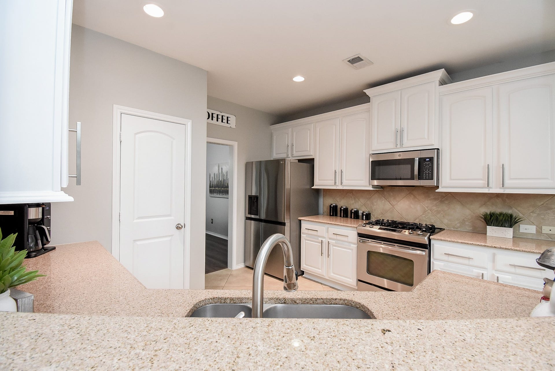 1334 Laura Hills Lane, Spring, TX 77386 Granite counters, recessed can lights and a walk-in pantry!