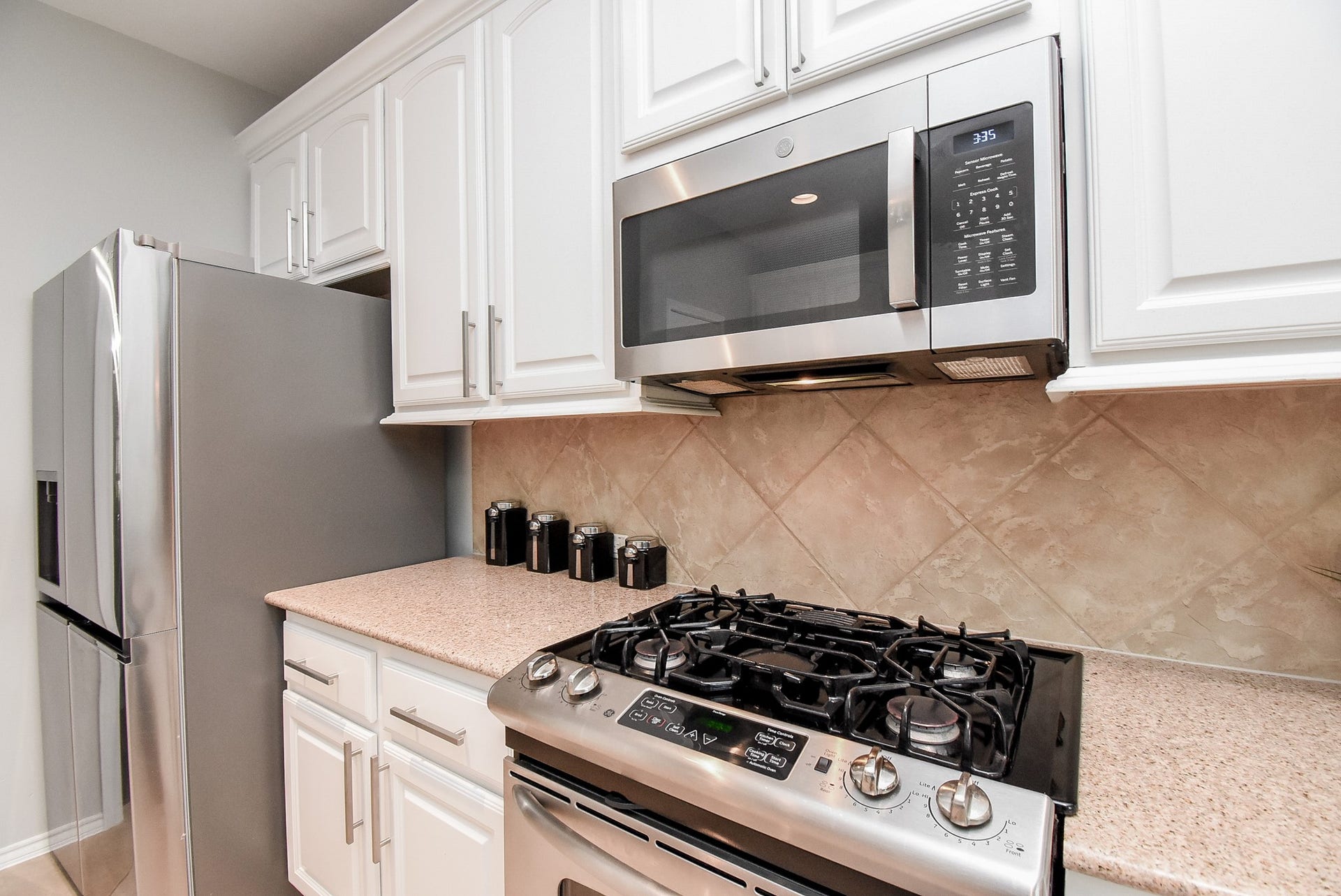 1334 Laura Hills Lane, Spring, TX 77386 New microwave, GAS range, tile backsplash!