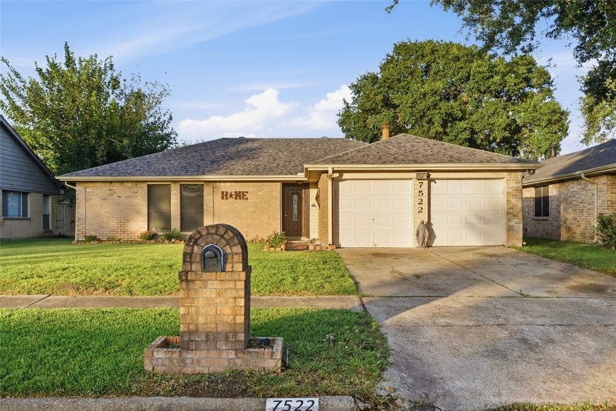 Property photo for 7522 Shoshone Drive, Baytown, TX