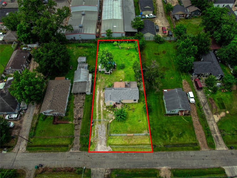 Property photo for 906 Woodcrest Drive, Houston, TX
