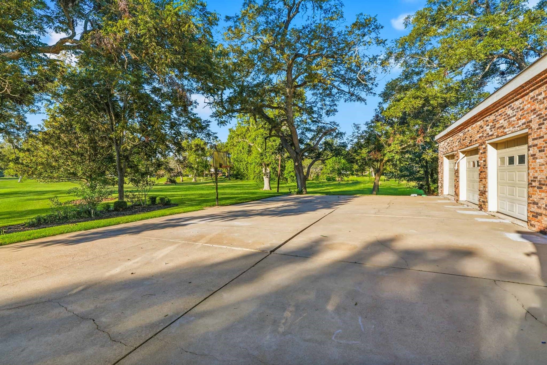 218 Bella Vista Drive, Richmond, TX 77406 A large driveway leading to a multi-car garage.