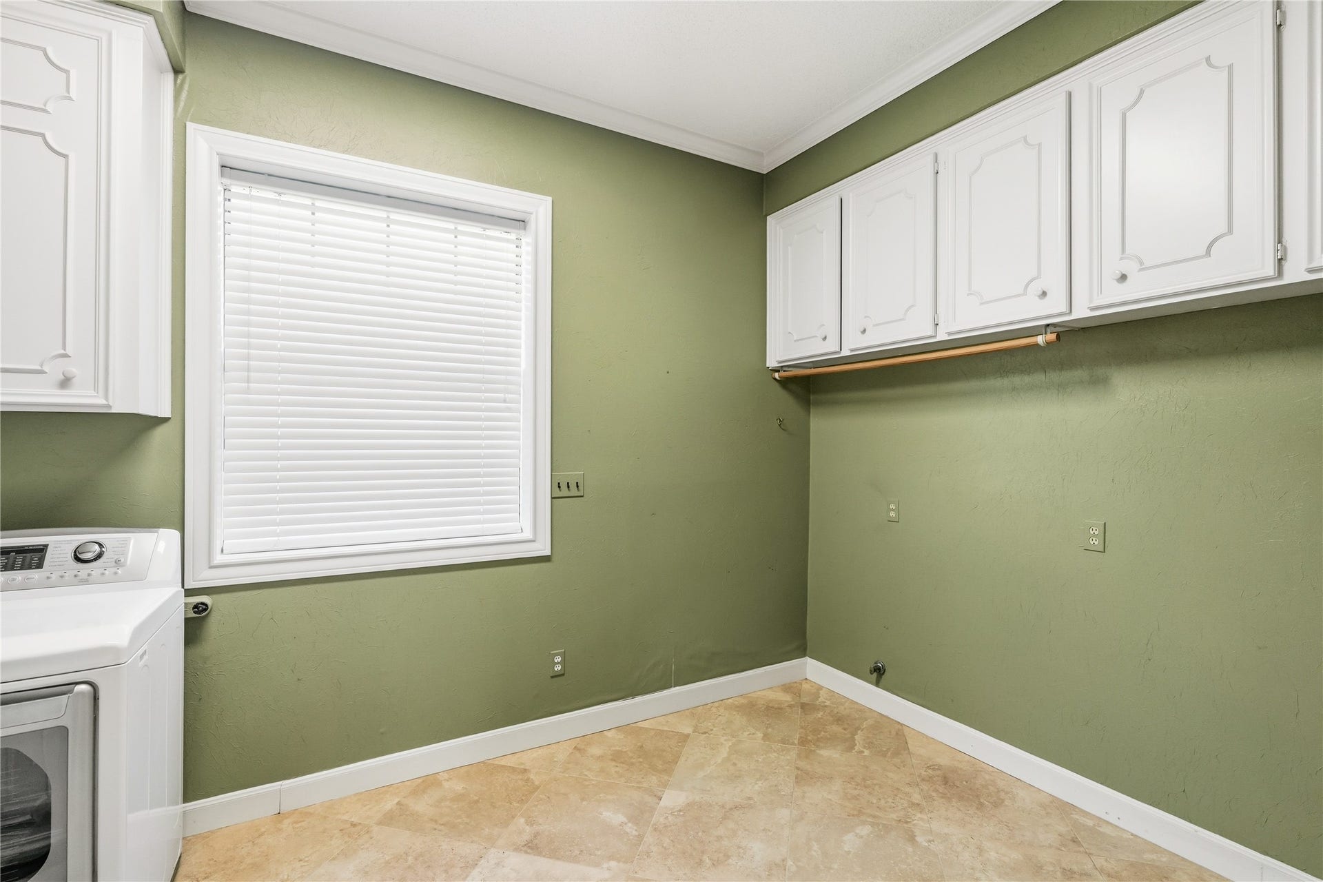 218 Bella Vista Drive, Richmond, TX 77406 Spacious laundry room