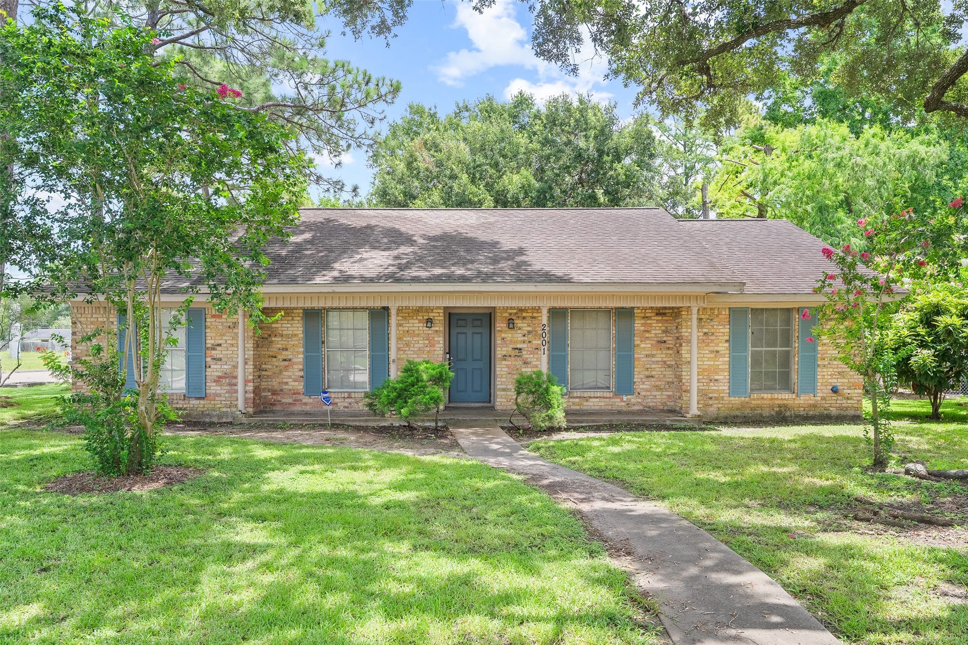 2001 Lamar Drive, Richmond, TX 77469 Welcome home to 2001 Lamar Drive!