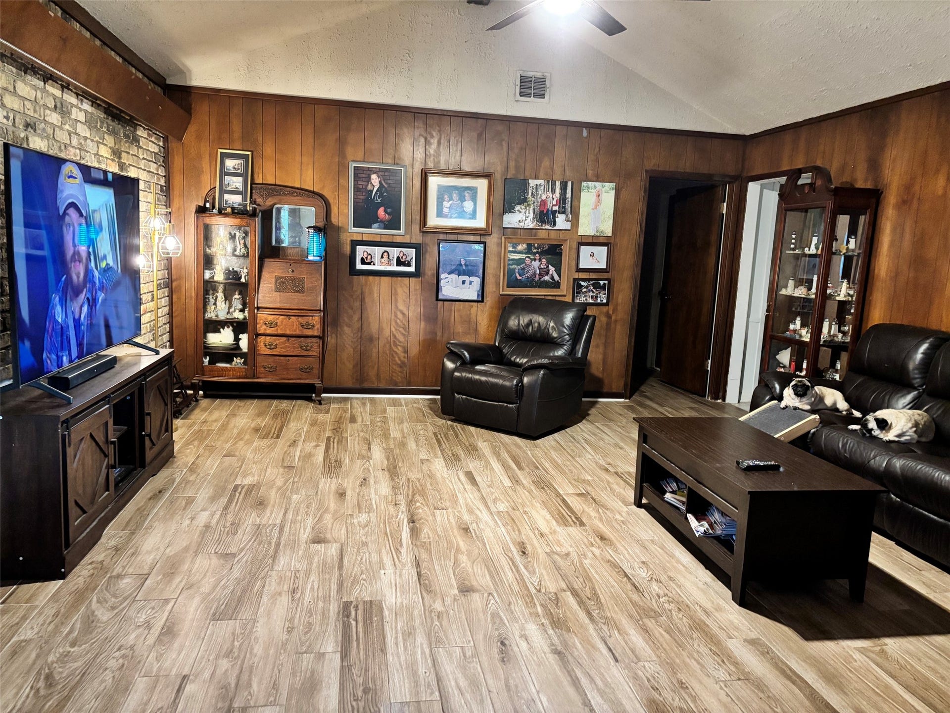 2001 Lamar Drive, Richmond, TX 77469 The living room boasts a vaulted ceiling and a ceiling fan the perfect blend of style, comfort, and functionality.