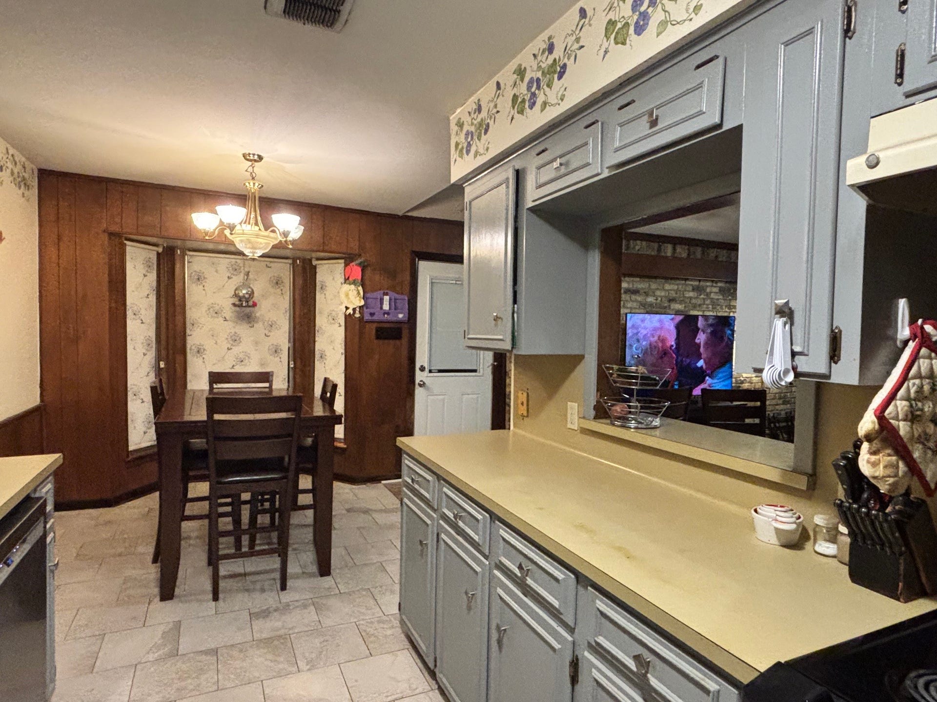 2001 Lamar Drive, Richmond, TX 77469 The charming breakfast area features a stylish chandelier and durable tile flooringmaking mealtime both elegant and effortless.