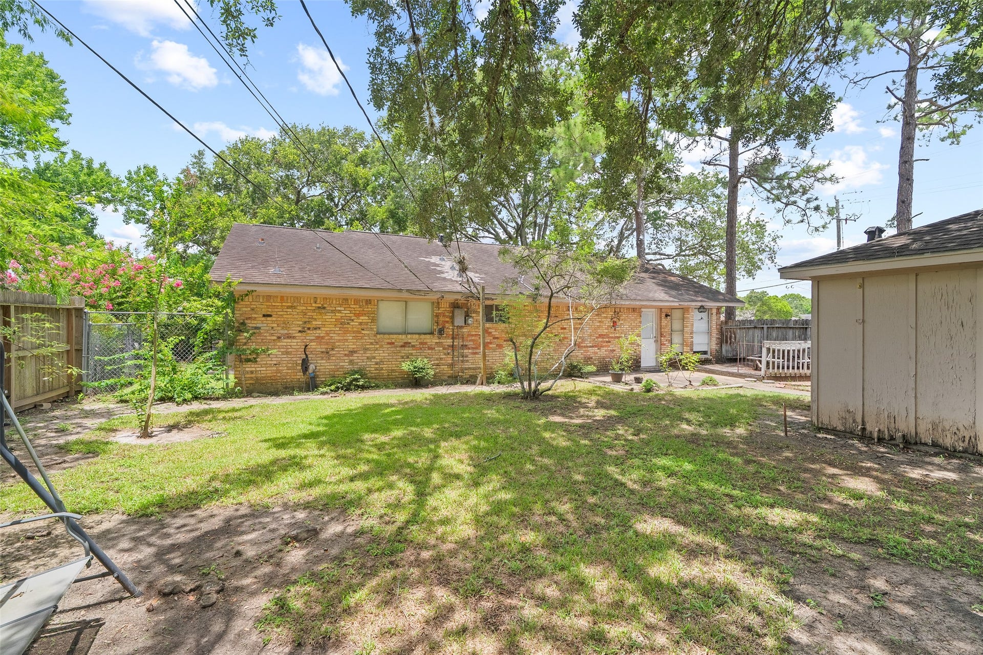 2001 Lamar Drive, Richmond, TX 77469 Make this backyard your own personal oasis!