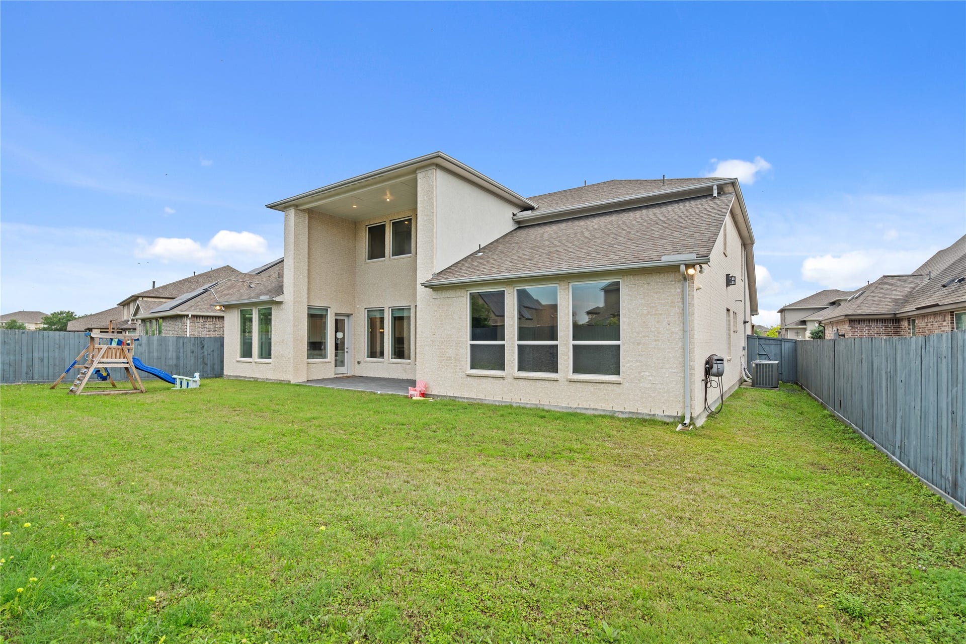 11 Victorian Run, Sugar Land, TX 77498 Spacious backyard featuring a large grassy area, perfect for outdoor activities, play, or future customization. The fully fenced yard offers privacy, while the covered patio provides a great spot for relaxing or entertaining outdoors.