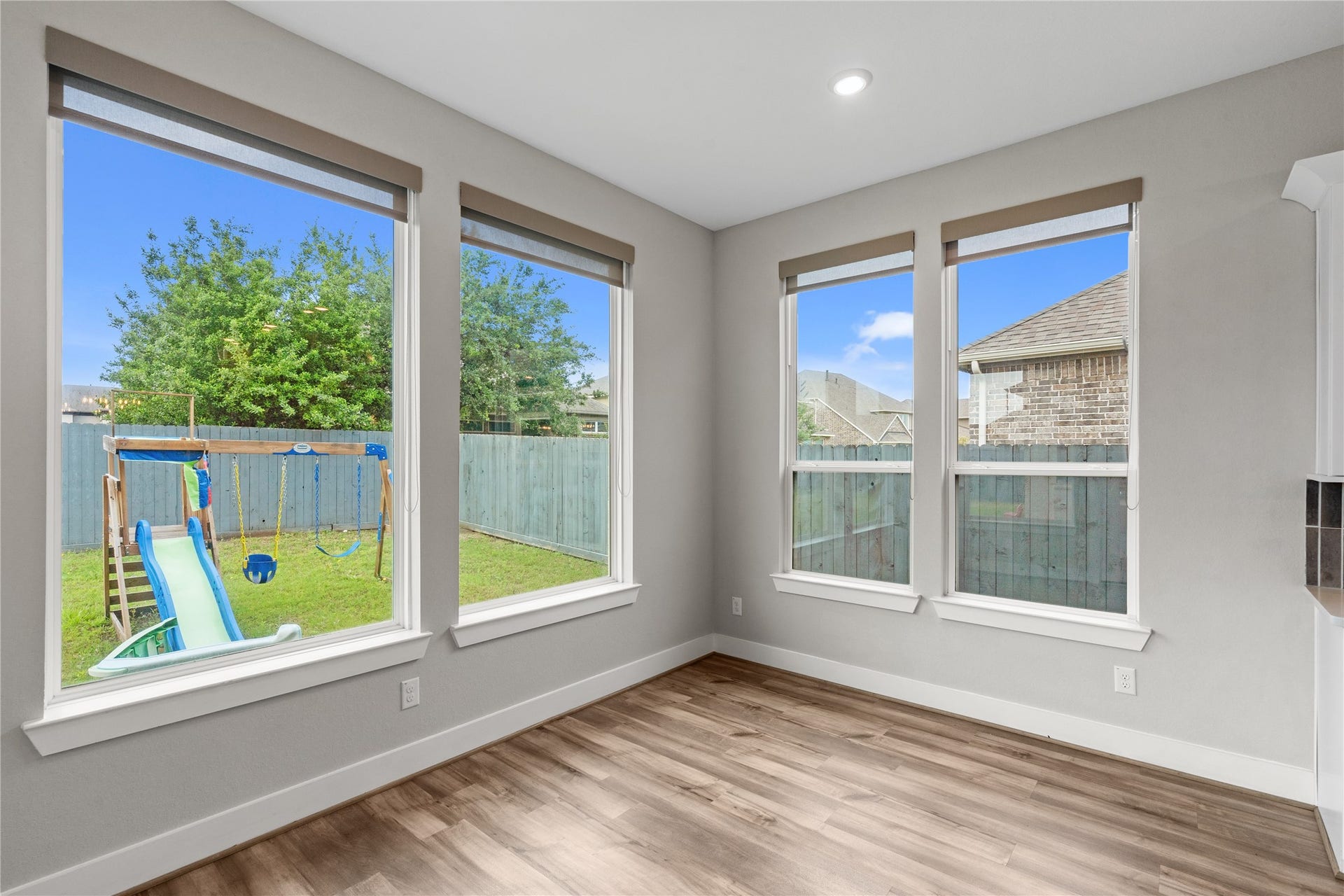 11 Victorian Run, Sugar Land, TX 77498 Sunny corner dining space with wraparound windows that bring in plenty of natural light and showcase the backyard setting. Ideal for a breakfast table or casual seating, this area adds warmth and openness to the homes layout.