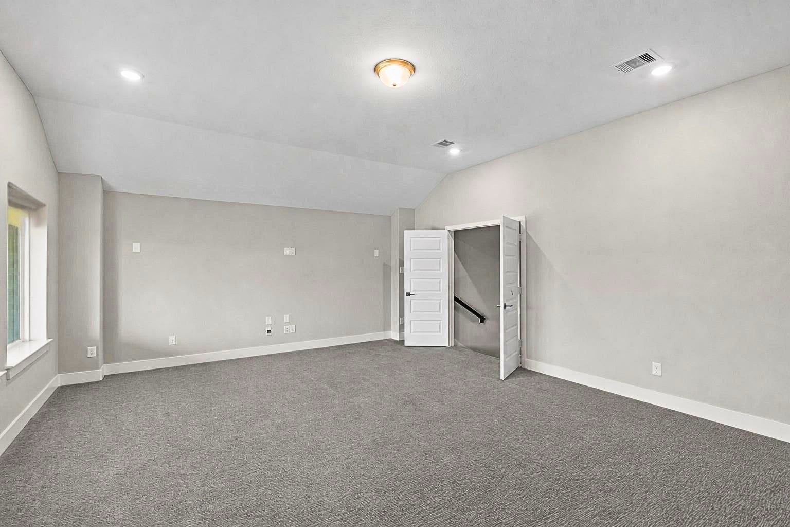 11 Victorian Run, Sugar Land, TX 77498 Large bonus room offering exceptional versatility, perfect for a game room, home theater, or additional lounge area. The open design, soft carpeting, and easy access to the stairway make this space both functional and inviting