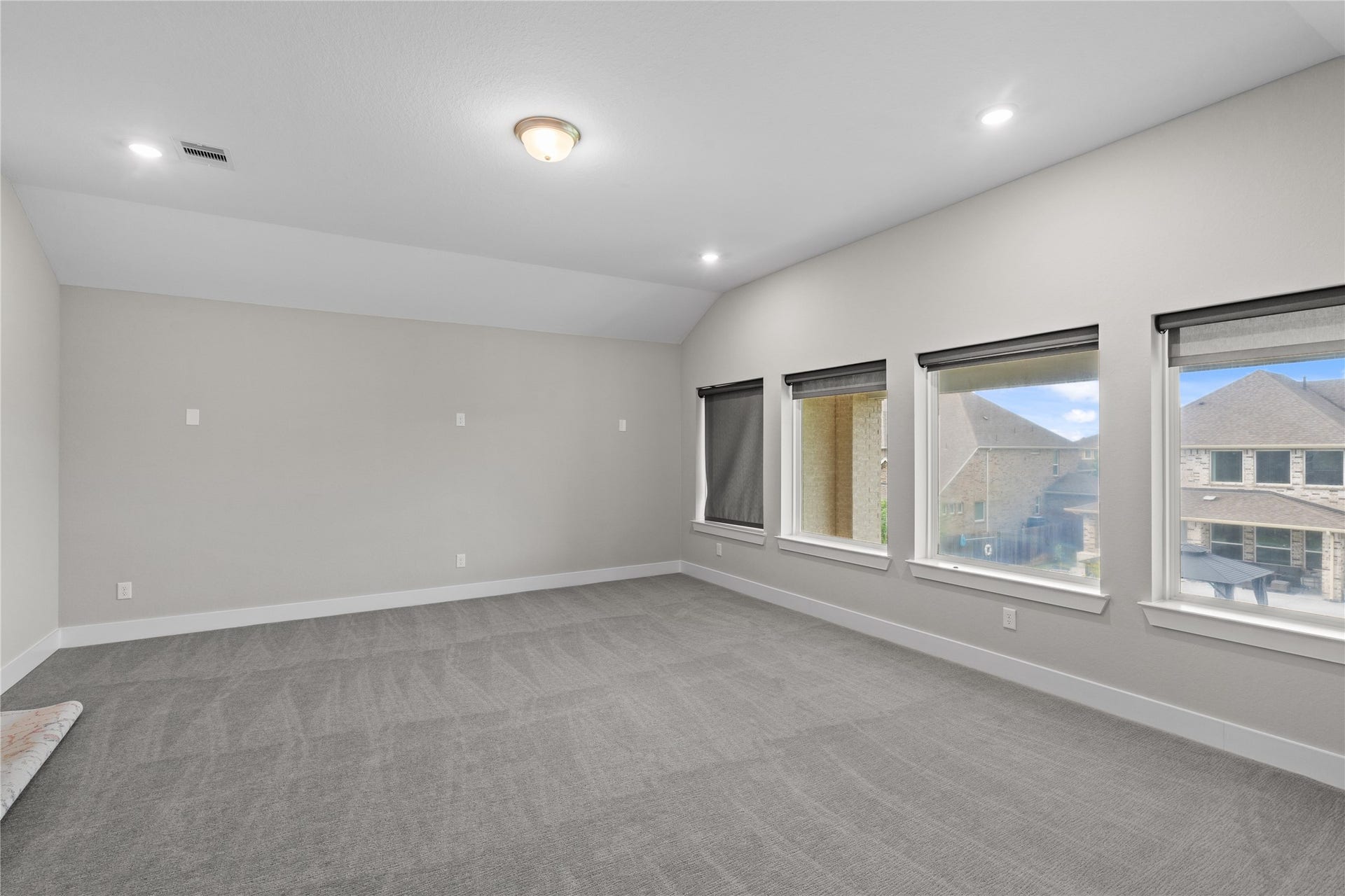 11 Victorian Run, Sugar Land, TX 77498 Expansive upstairs room with a flexible layout and generous wall space, ideal for a media room, playroom, or additional living area. Multiple windows provide a bright, airy feel while maintaining a comfortable and private setting.