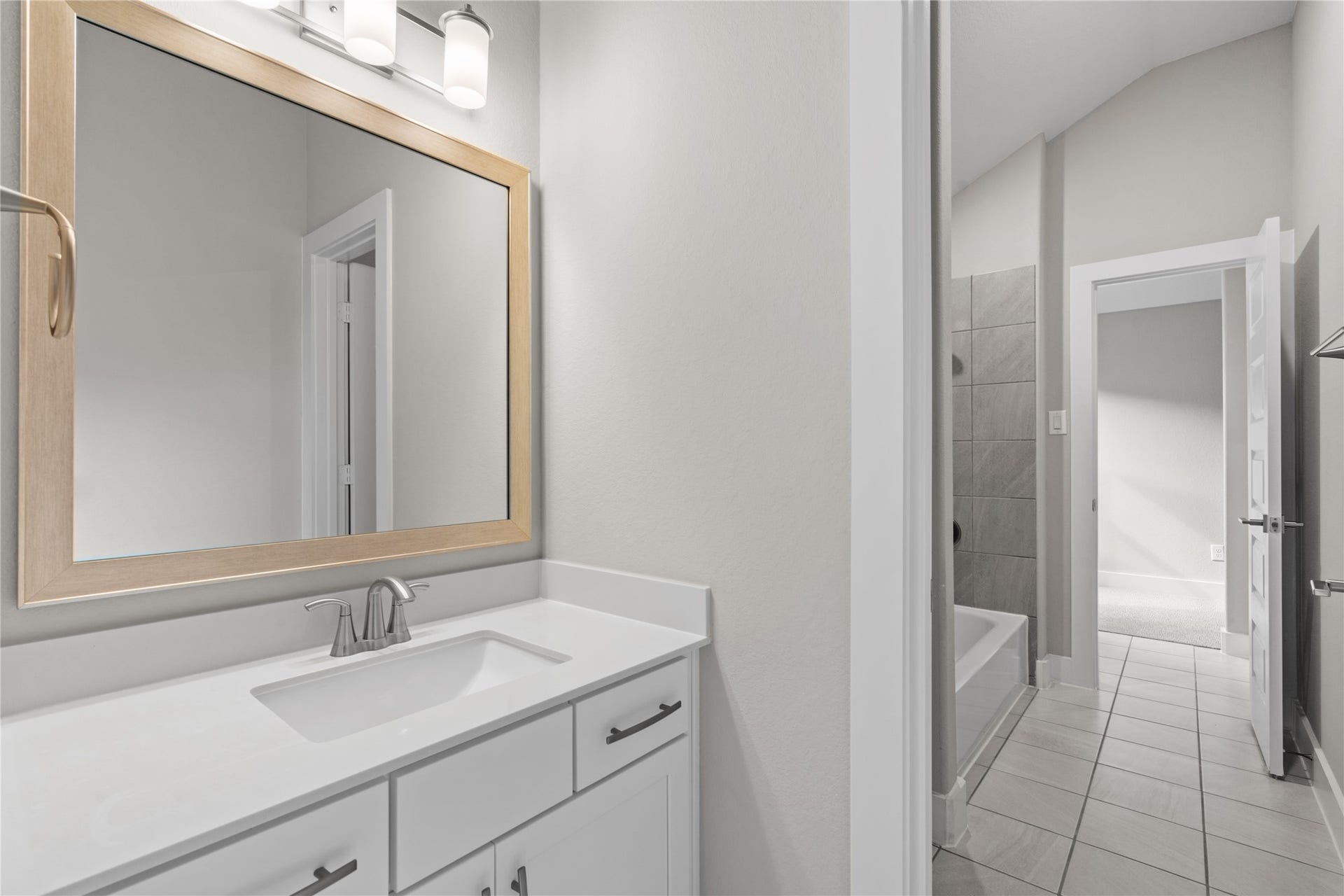 11 Victorian Run, Sugar Land, TX 77498 Clean and contemporary bath with a quartz-topped vanity, under-mount sink, and modern lighting. The efficient layout provides easy access to the tiled shower/tub area, offering both functionality and a polished look.