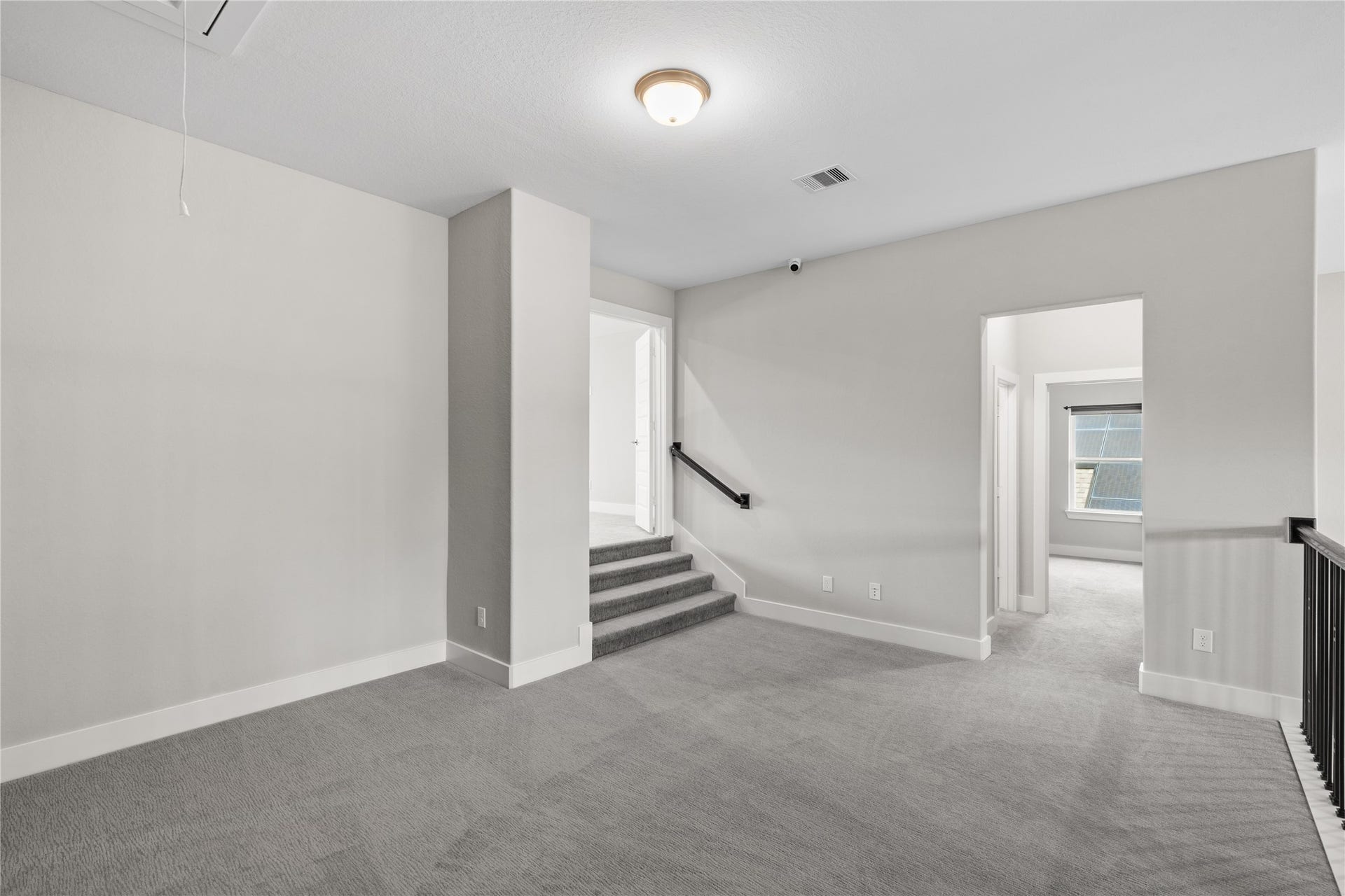 11 Victorian Run, Sugar Land, TX 77498 Open upstairs living area with direct access to the stairway and adjacent rooms, offering a functional layout ideal for a second lounge or study space. The neutral palette and soft carpeting create a comfortable and adaptable environment.