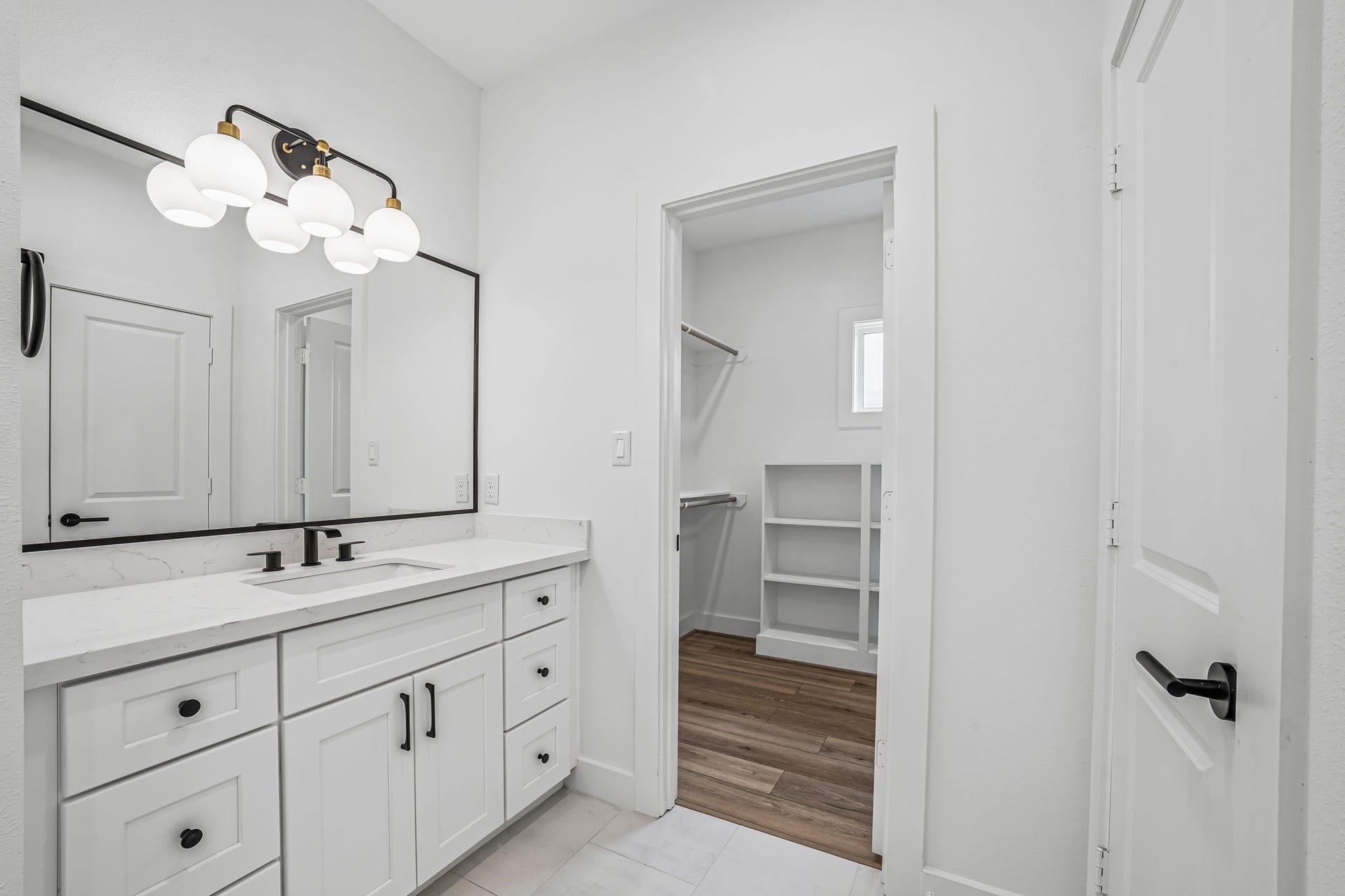 6415 Goforth Street, Houston, TX 77021 Primary Bath, second vanity. Build in closet orgainizer system.