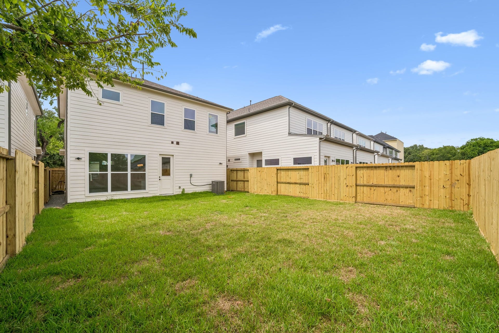 6415 Goforth Street, Houston, TX 77021 Not commonly seen for new construction, these units have an expansive back yard & fully fenced.