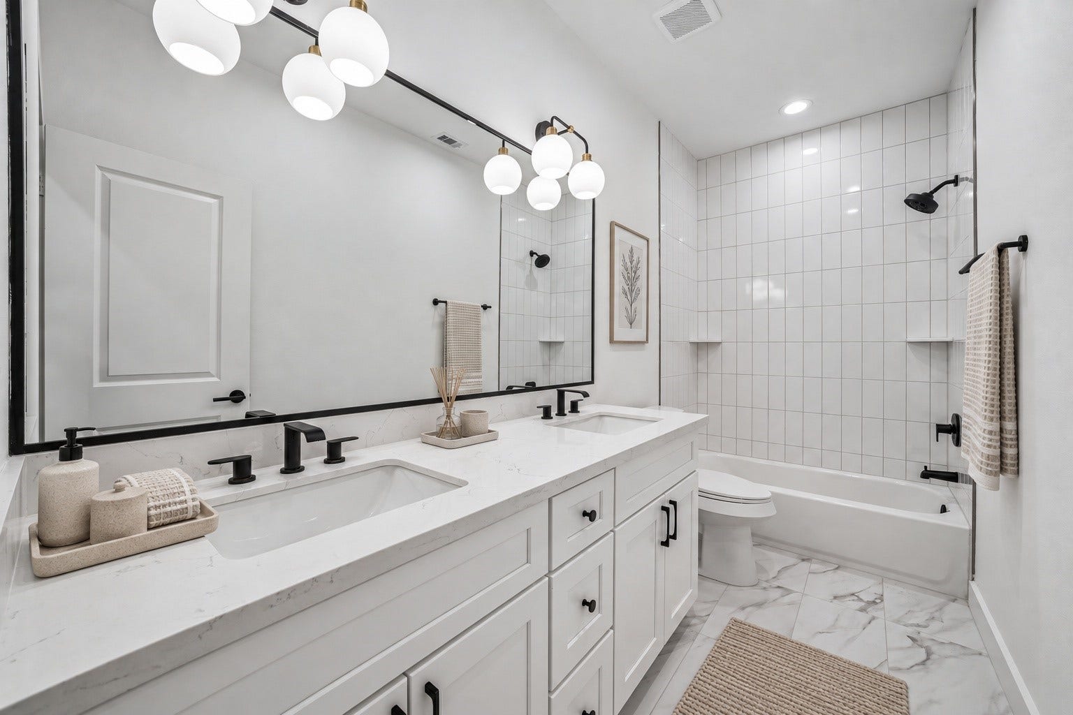 6415 Goforth Street, Houston, TX 77021 Secondary Bath. Tub & Shower combo with tile surround up to the ceiling. Modern fixtures.