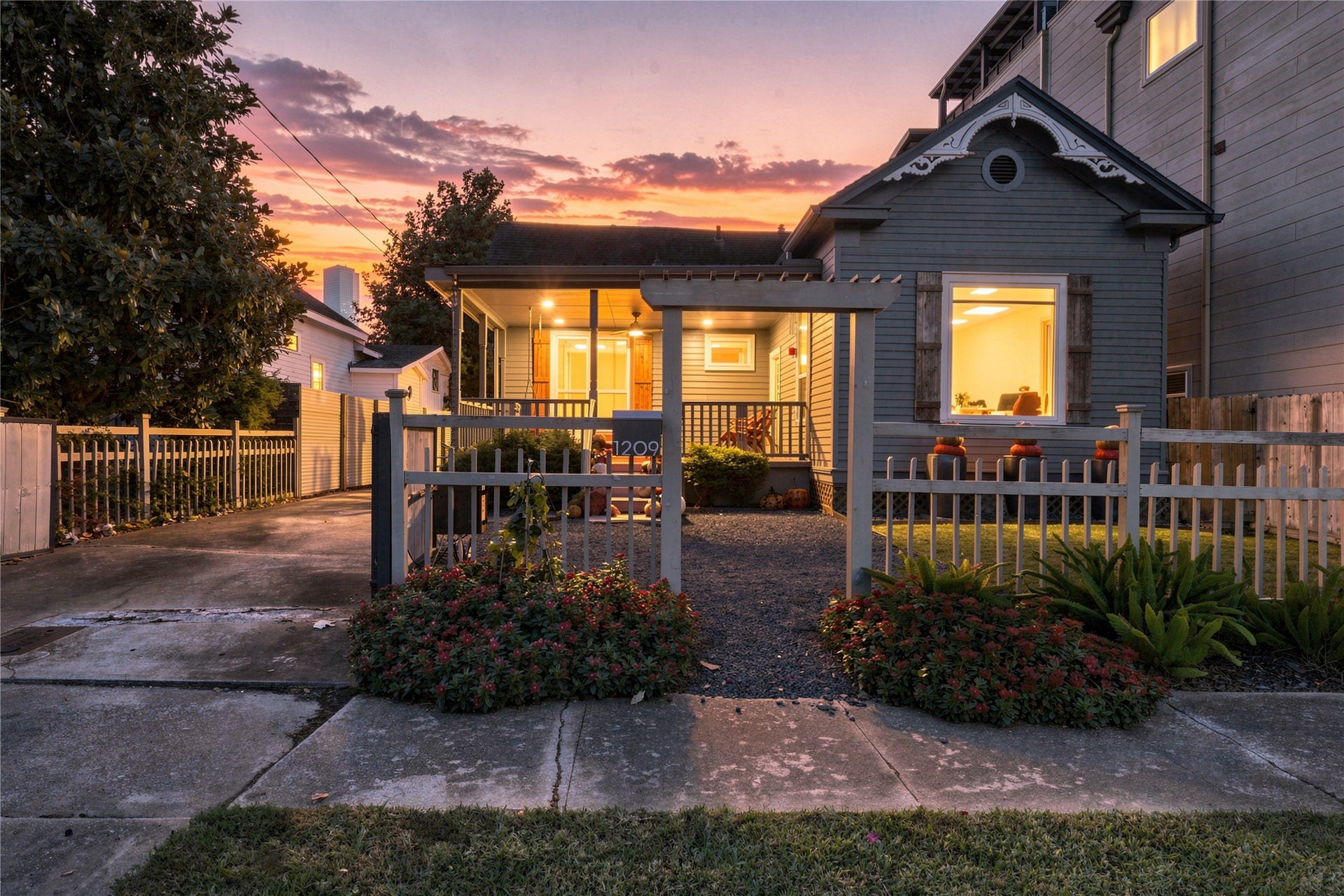 1209 Edwards Street, Houston, TX 77007 1209 Edwards Street, Houston, TX 77007