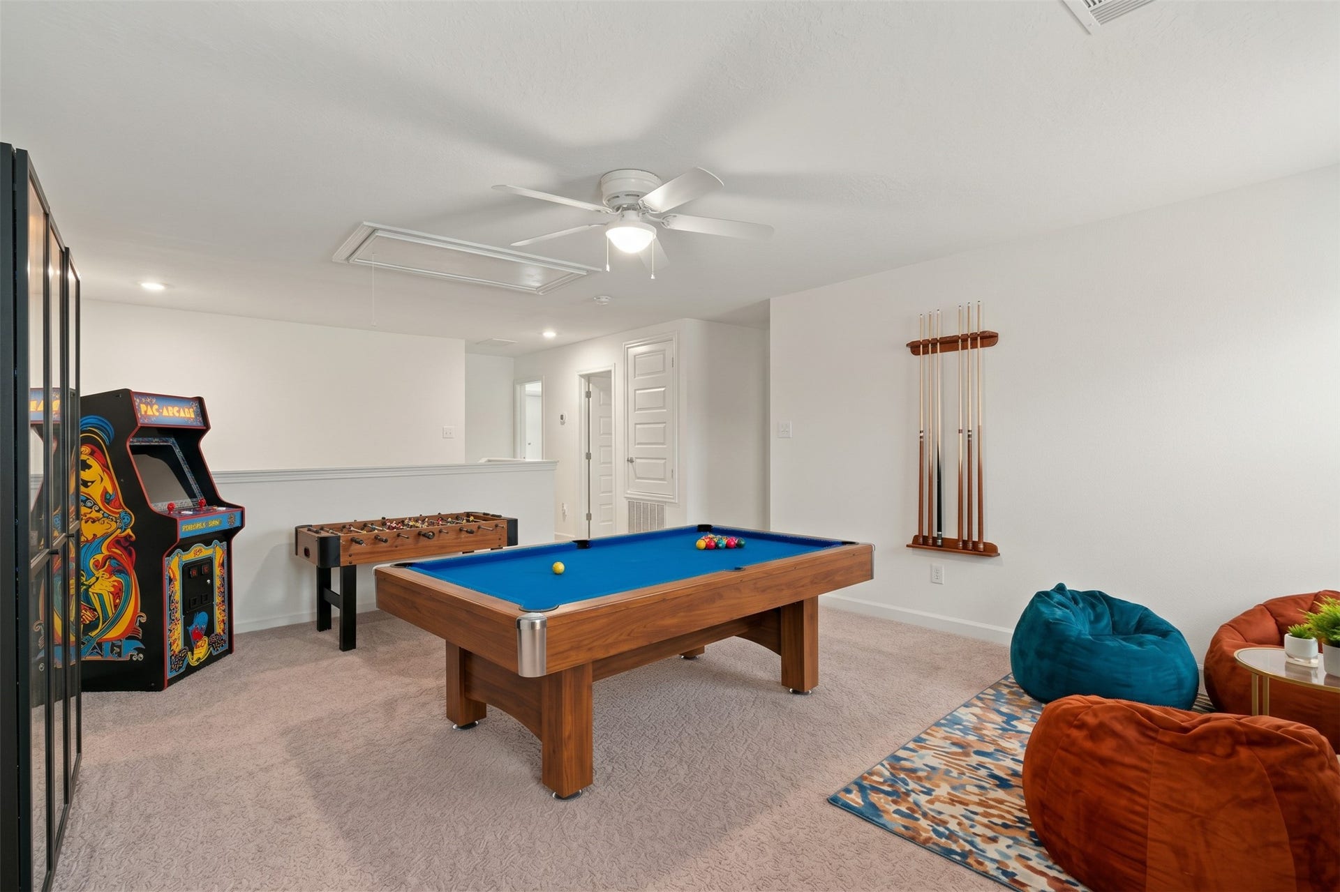 14424 Sunny Bend Way, Conroe, TX 77303 Virtually Staged: With its generous dimensions and versatile design, this space is ideal for creating a game room, playroom, or comfortable secondary living area.