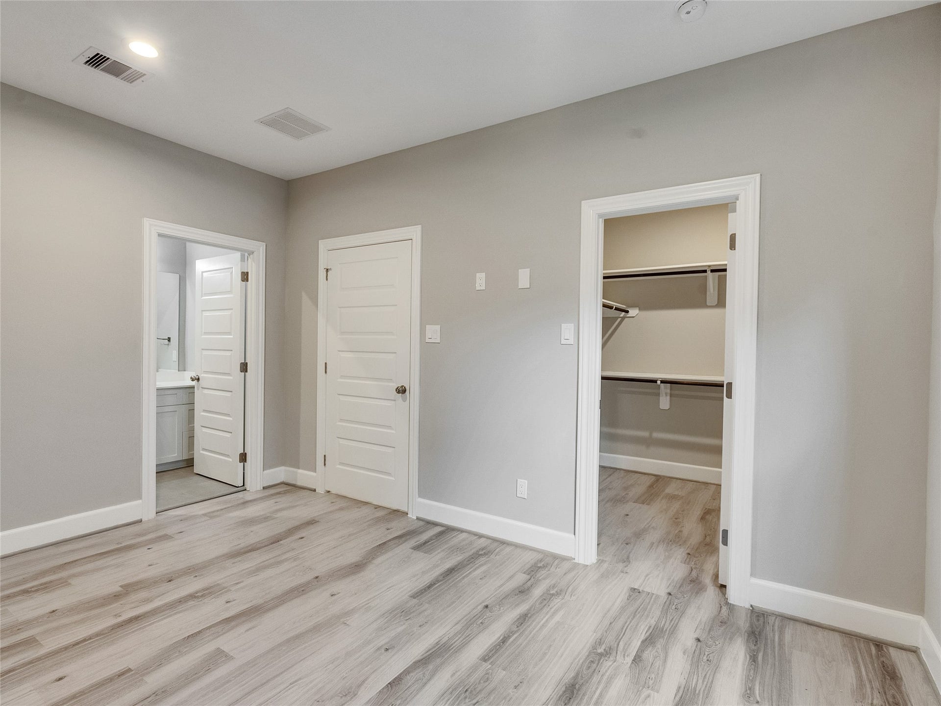 1122 W 16th Street, #C, Houston, TX 77008 Guest bedroom with bathroom and closet entry - First floor