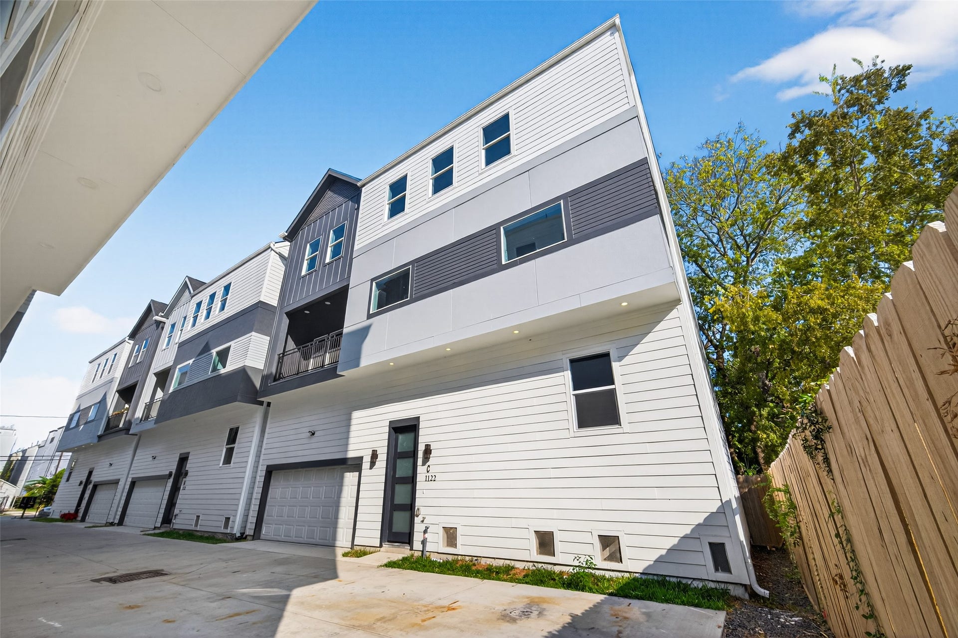 1122 W 16th Street, #C, Houston, TX 77008 Nestled in the Heights and surrounded by shopping and entertainment