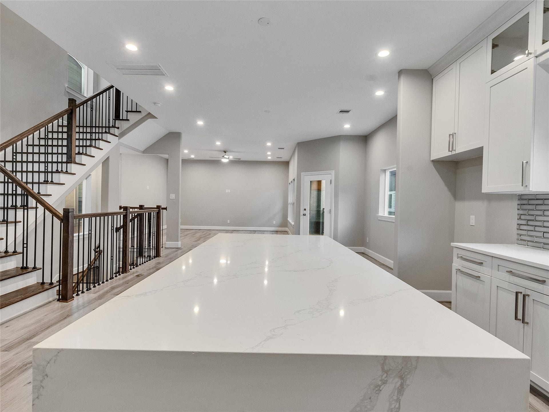 1122 W 16th Street, #C, Houston, TX 77008 8 Ft waterfall island - Second floor