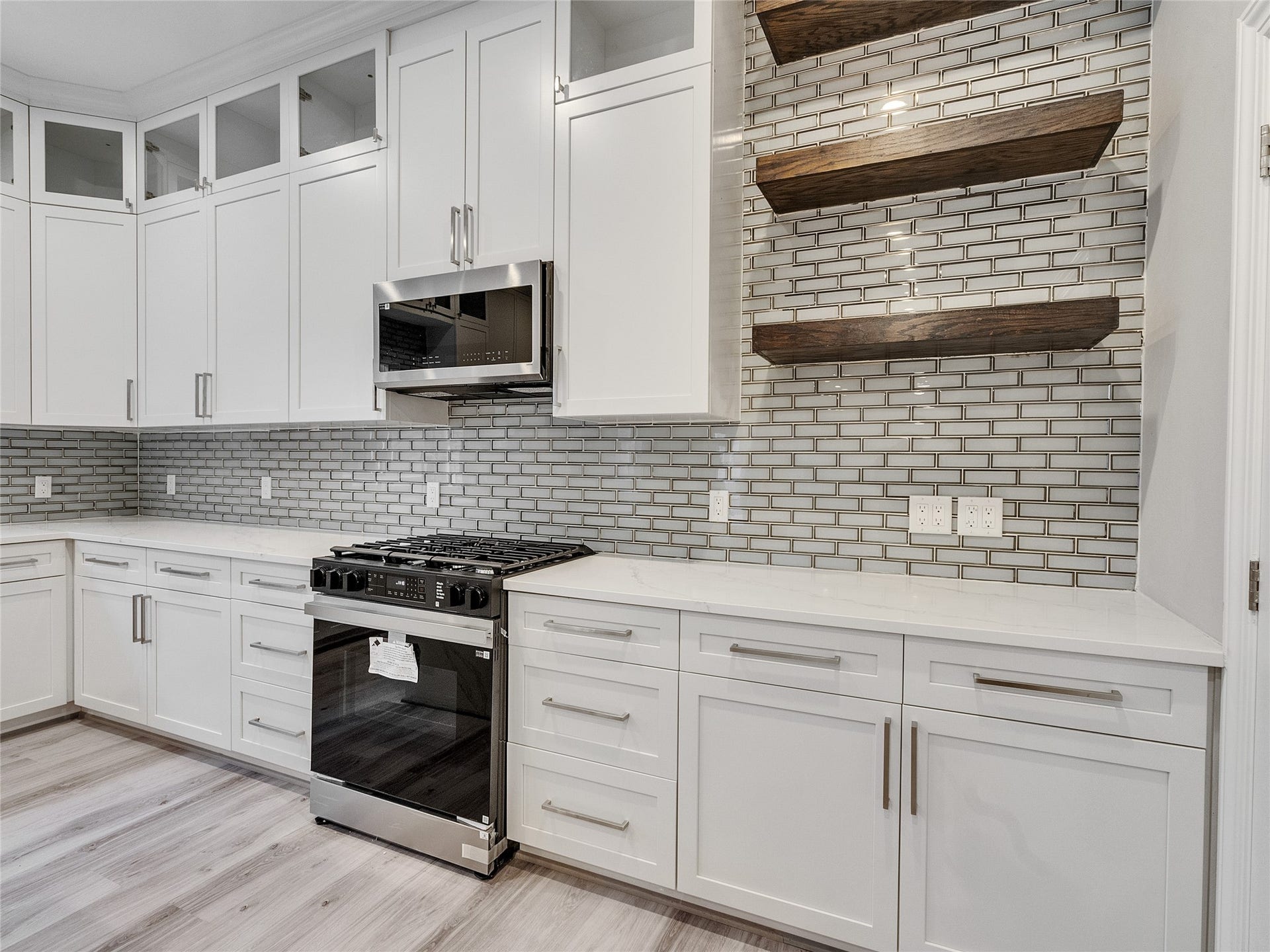 1122 W 16th Street, #C, Houston, TX 77008 Kitchen equipped with gas range, subway tile backsplash and a coffee bar setup