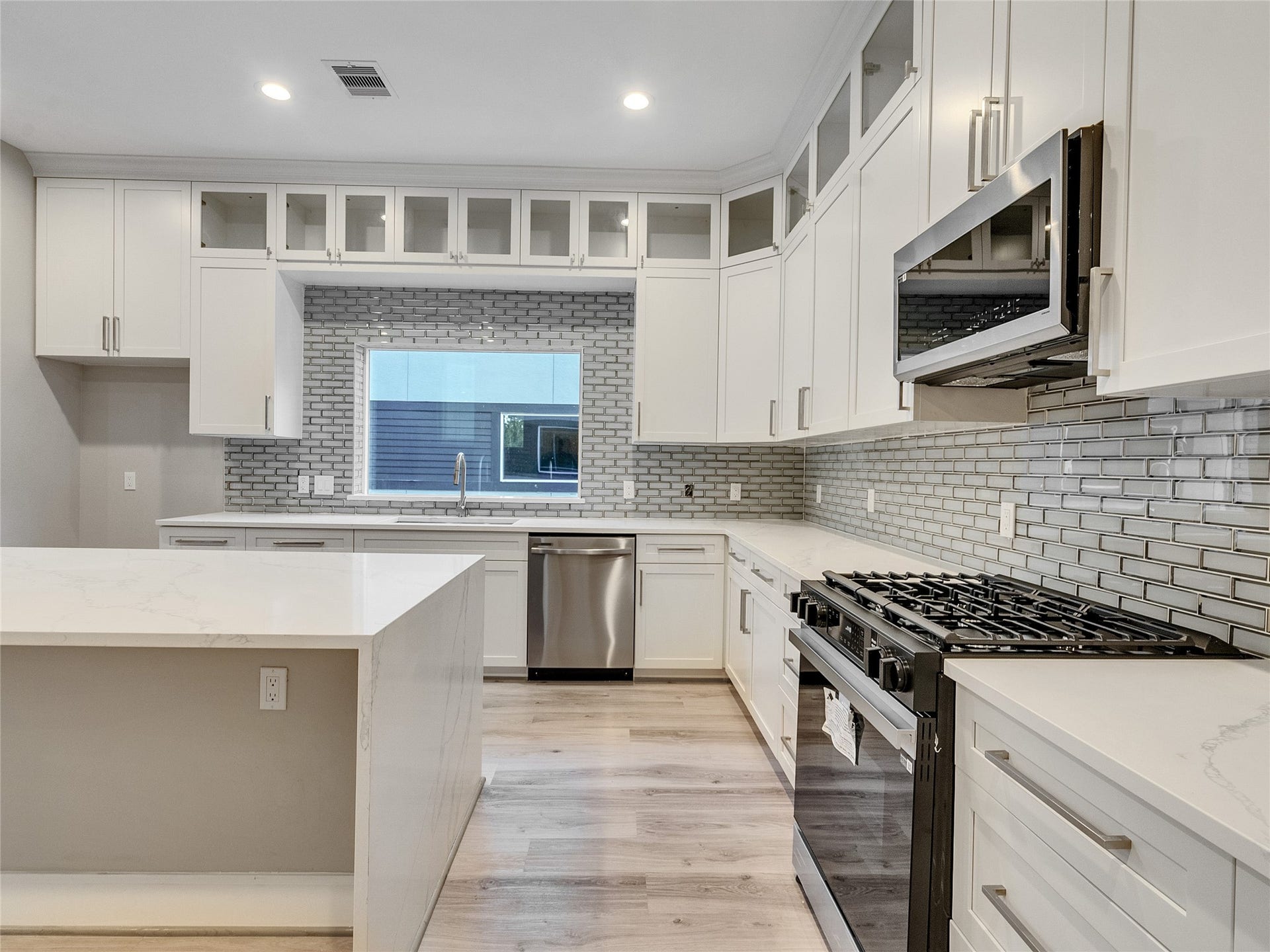 1122 W 16th Street, #C, Houston, TX 77008 Shaker style cabinets in the kitchen