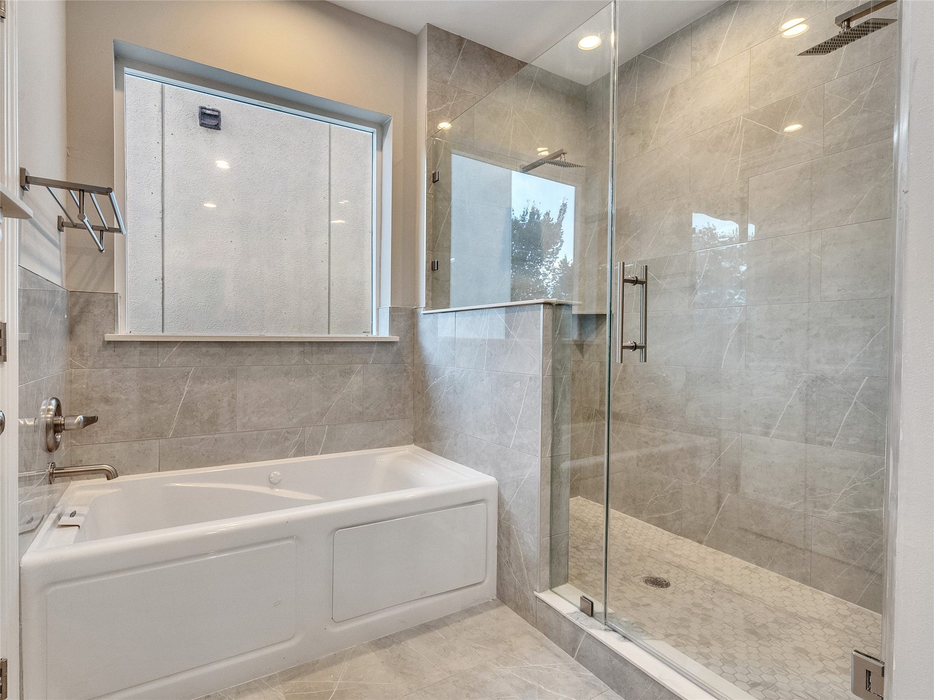 1122 W 16th Street, #C, Houston, TX 77008 Primary Bath with standing shower and jetted tub - Third Floor