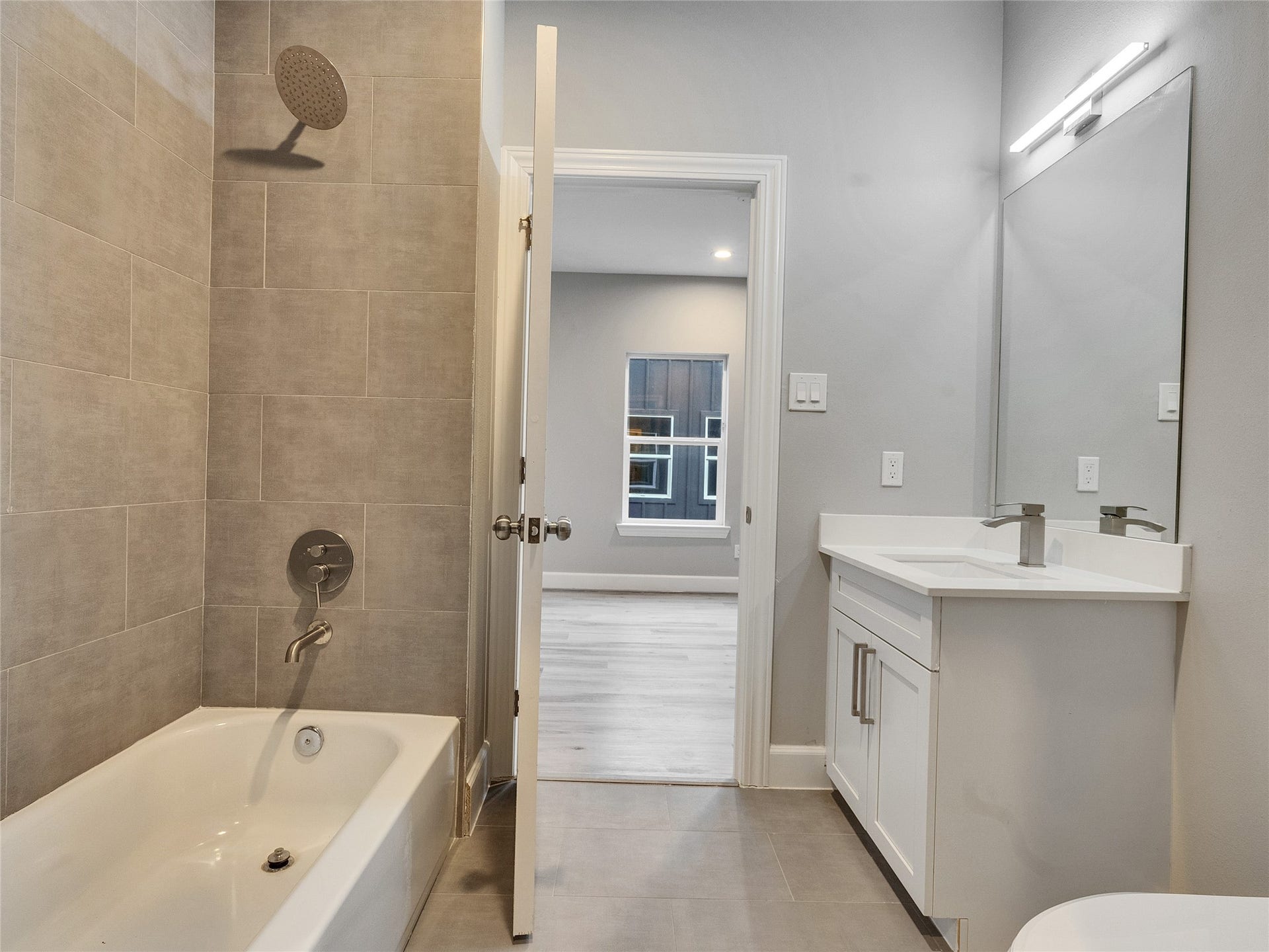 1122 W 16th Street, #C, Houston, TX 77008 Guest bath - Third Floor