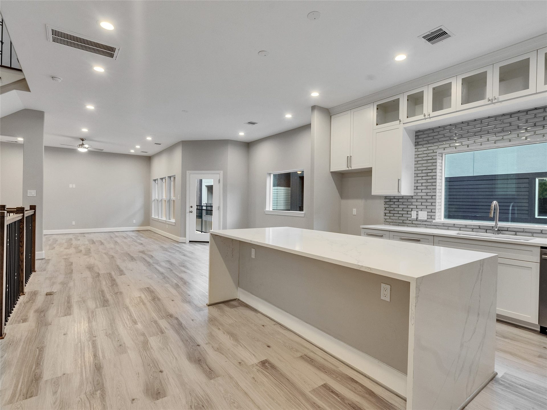 1122 W 16th Street, #C, Houston, TX 77008 Kitchen island doubles as a breakfast bar