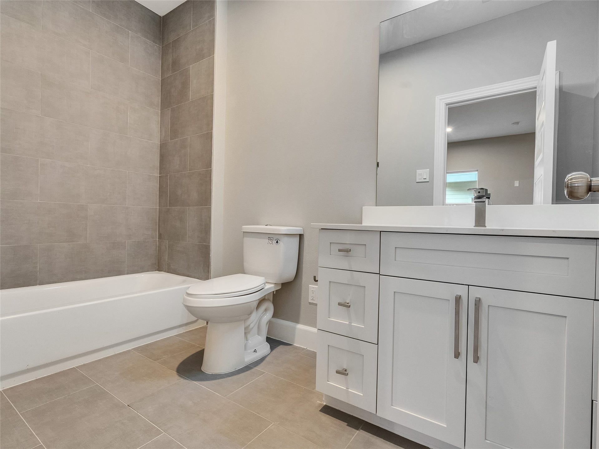 1122 W 16th Street, #C, Houston, TX 77008 Full bath - Guest Bedroom downstairs