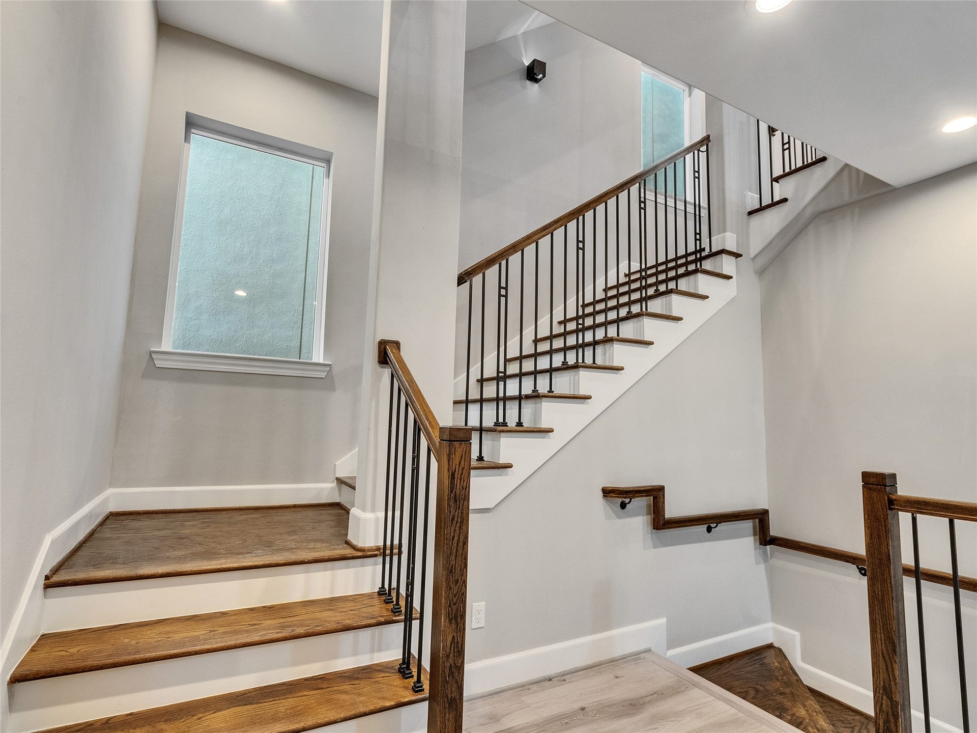 1122 W 16th Street, #C, Houston, TX 77008 Landing with stairs leading to second floor