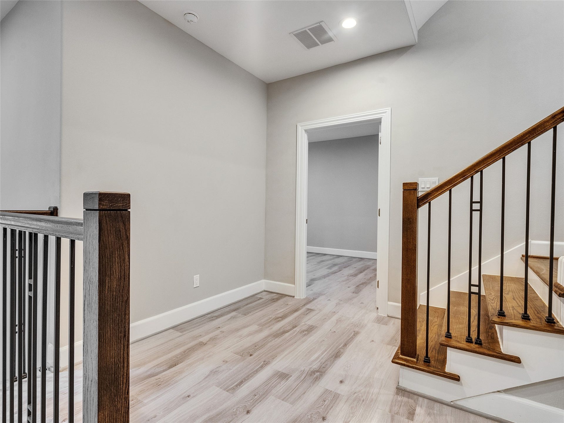 1122 W 16th Street, #C, Houston, TX 77008 First floor landing and view of guest bedroom