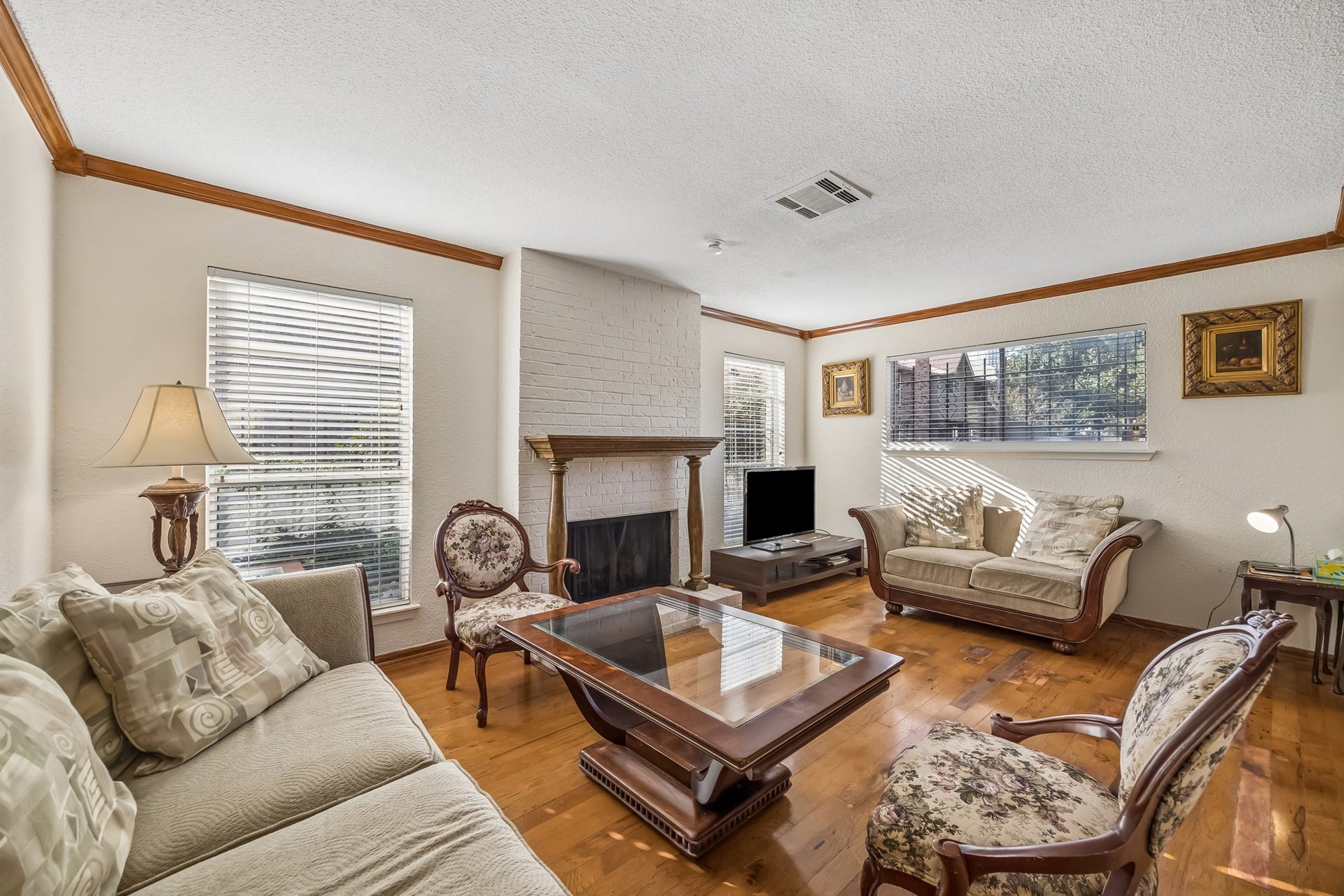2515 Bering Drive, #1, Houston, TX 77057 Spacious living area