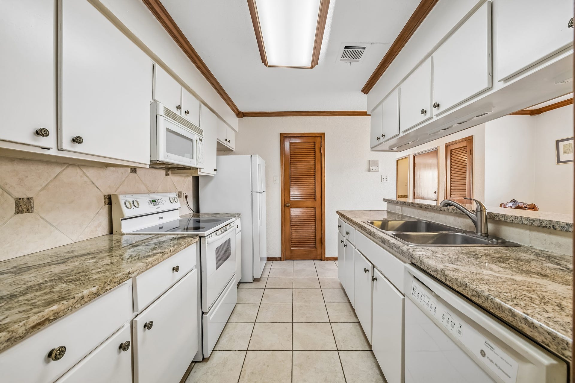 2515 Bering Drive, #1, Houston, TX 77057 Granite counters in kitchen and walk in pantry