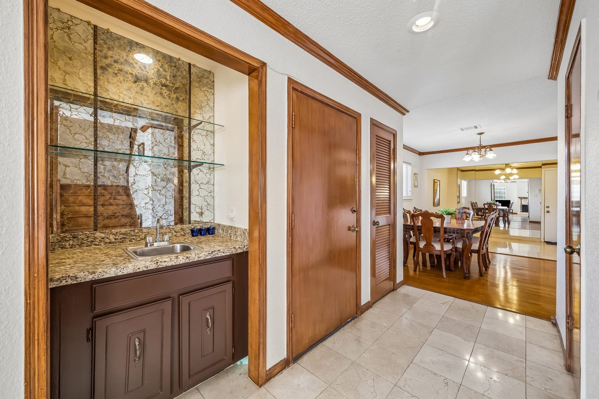 2515 Bering Drive, #1, Houston, TX 77057 Wet bar for entertaining