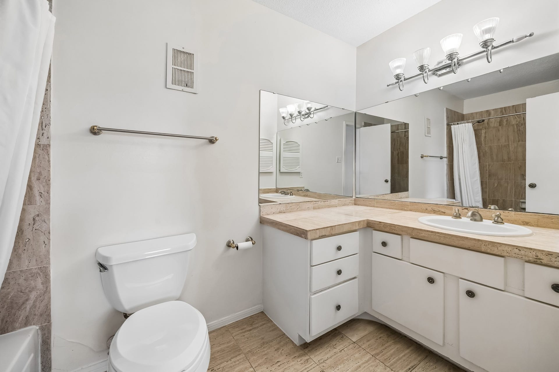 2515 Bering Drive, #1, Houston, TX 77057 Primary bath with granite counters and tub/shower surround