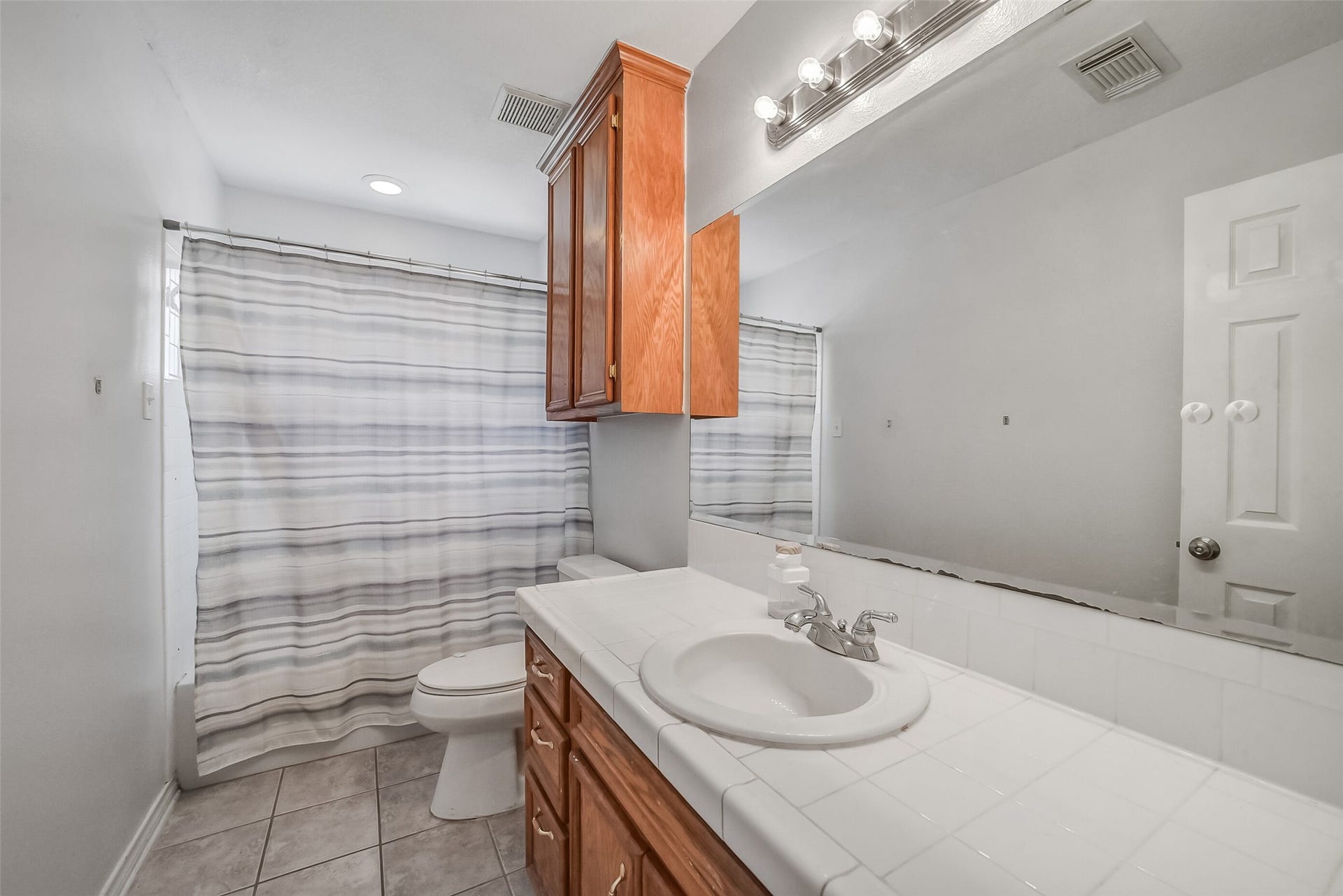 22911 Keith Drive, New Caney, TX 77357 Full secondary bathroom.