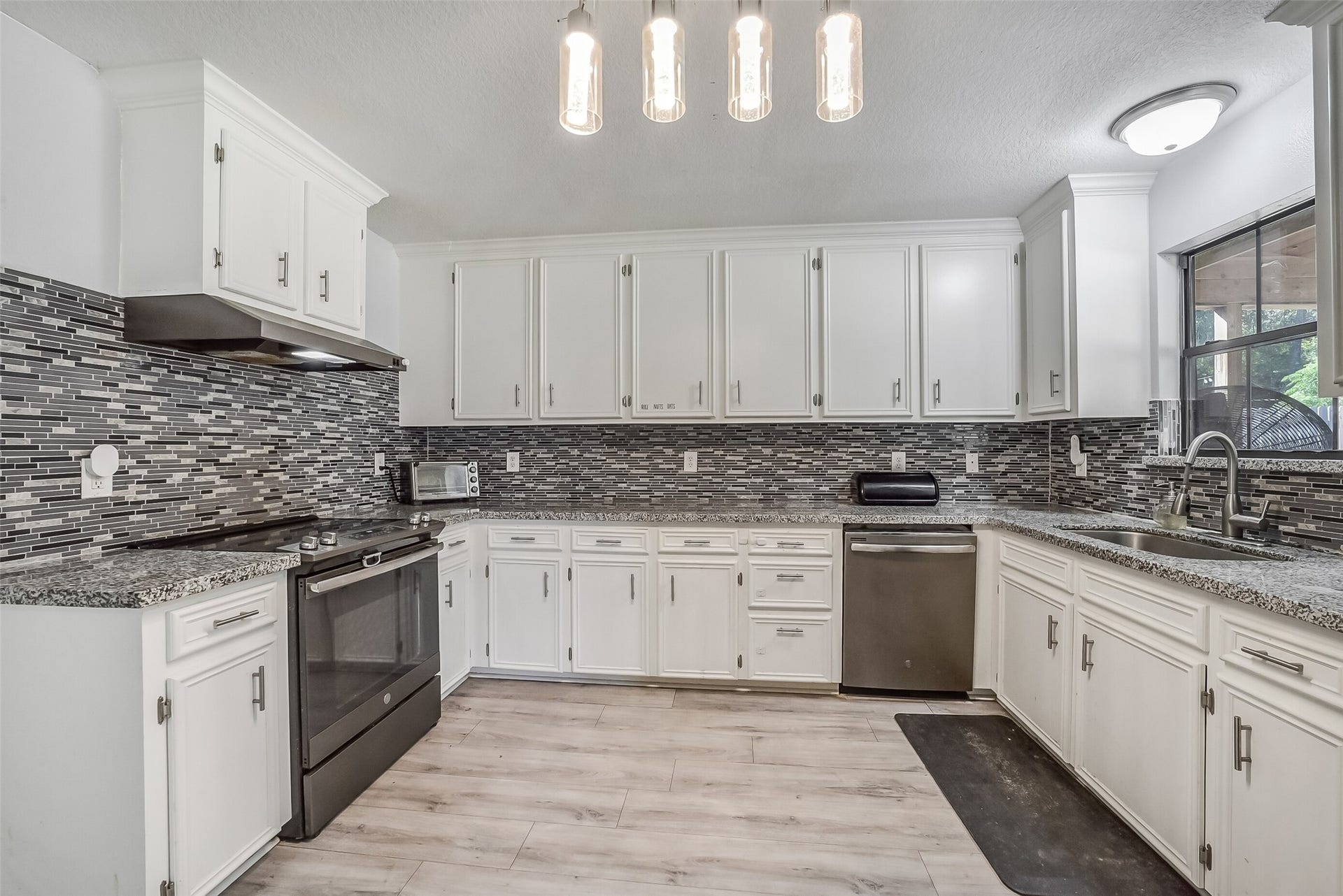 22911 Keith Drive, New Caney, TX 77357 You will love cooking in this kitchen!