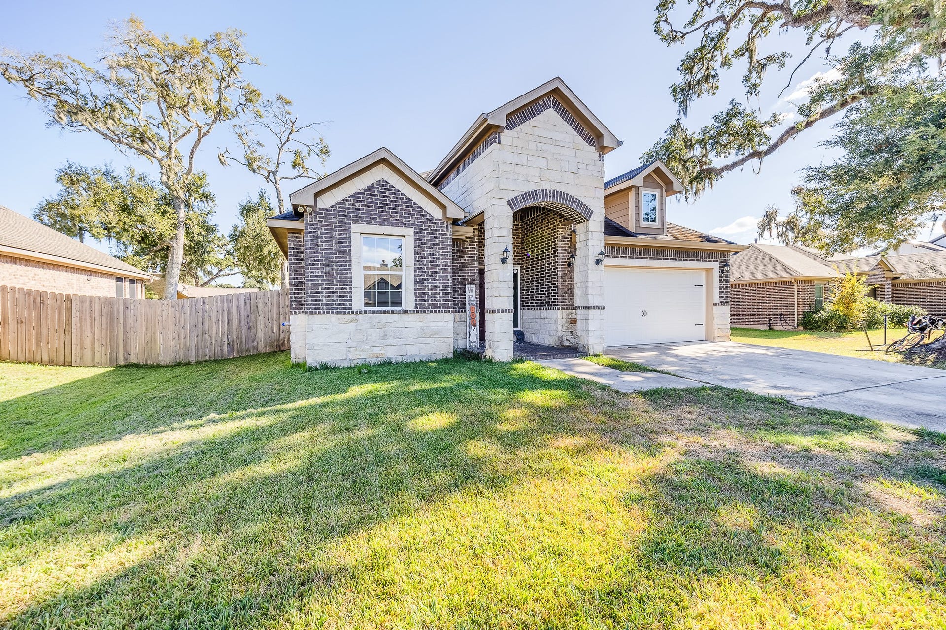 267 Freeman Boulevard, West Columbia, TX 77486 Your next chapter starts here, striking curb appeal, room to spread out, and the Columbia Lakes lifestyle!