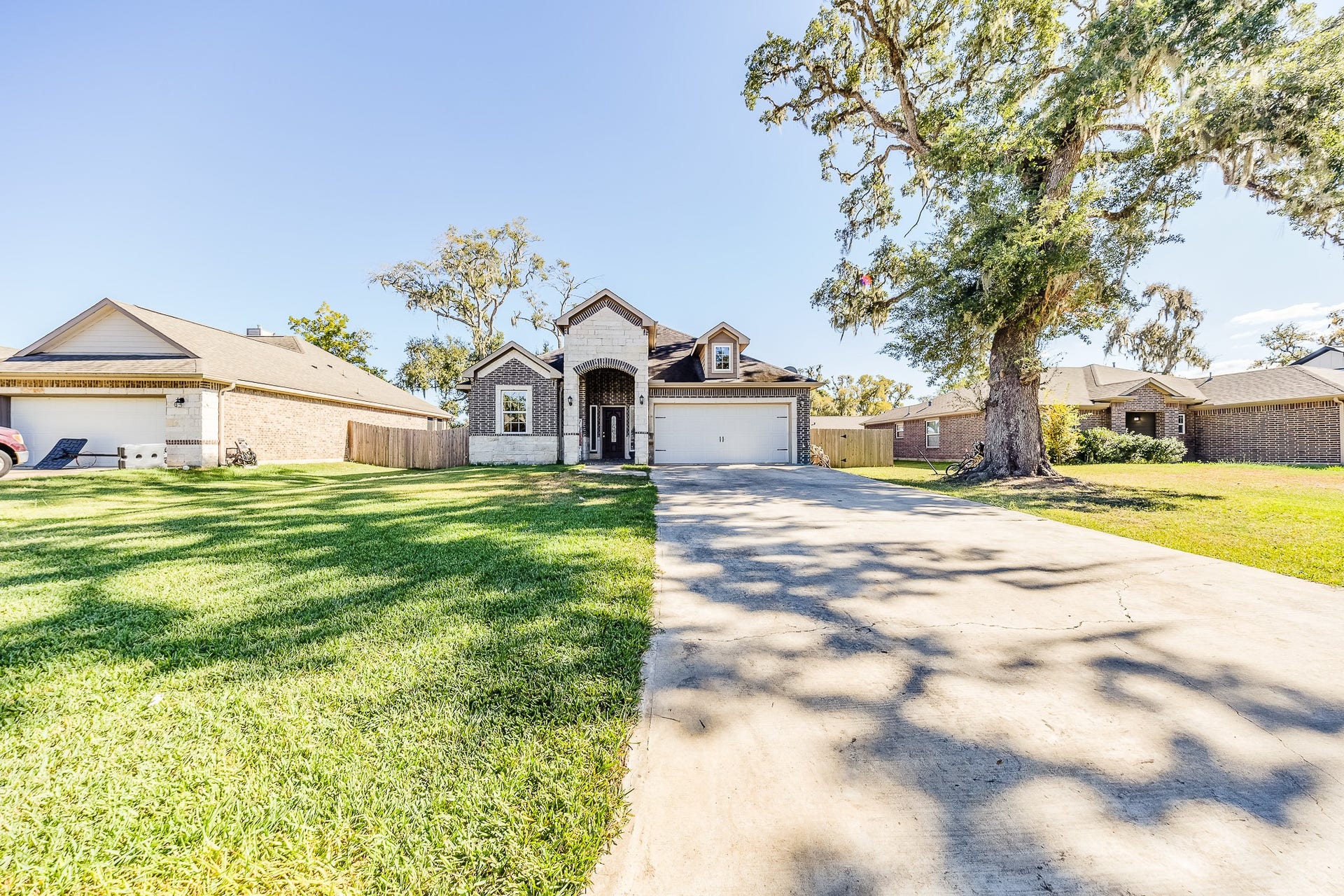 267 Freeman Boulevard, West Columbia, TX 77486 Come home to an inviting setting framed by mature trees and an expansive front lawn.
