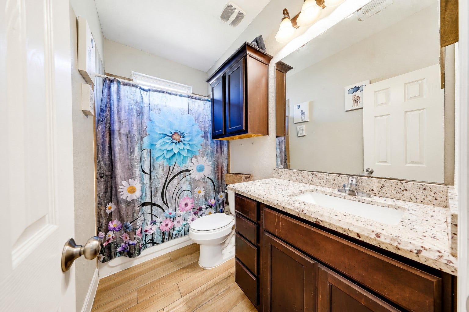267 Freeman Boulevard, West Columbia, TX 77486 A secondary bathroom with a tub-and-shower combination makes daily routines easy.
