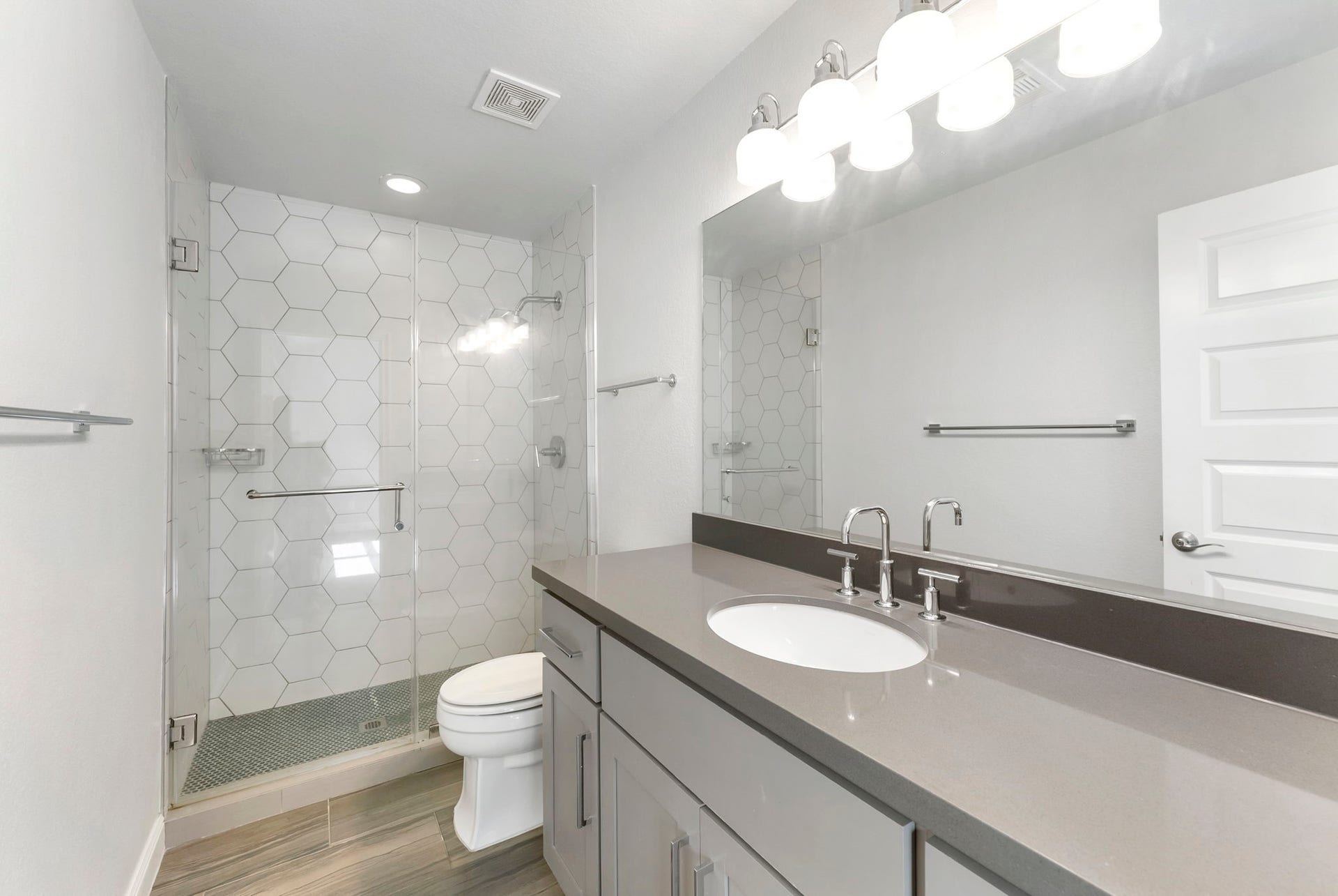 En Suite secondary bathroom.