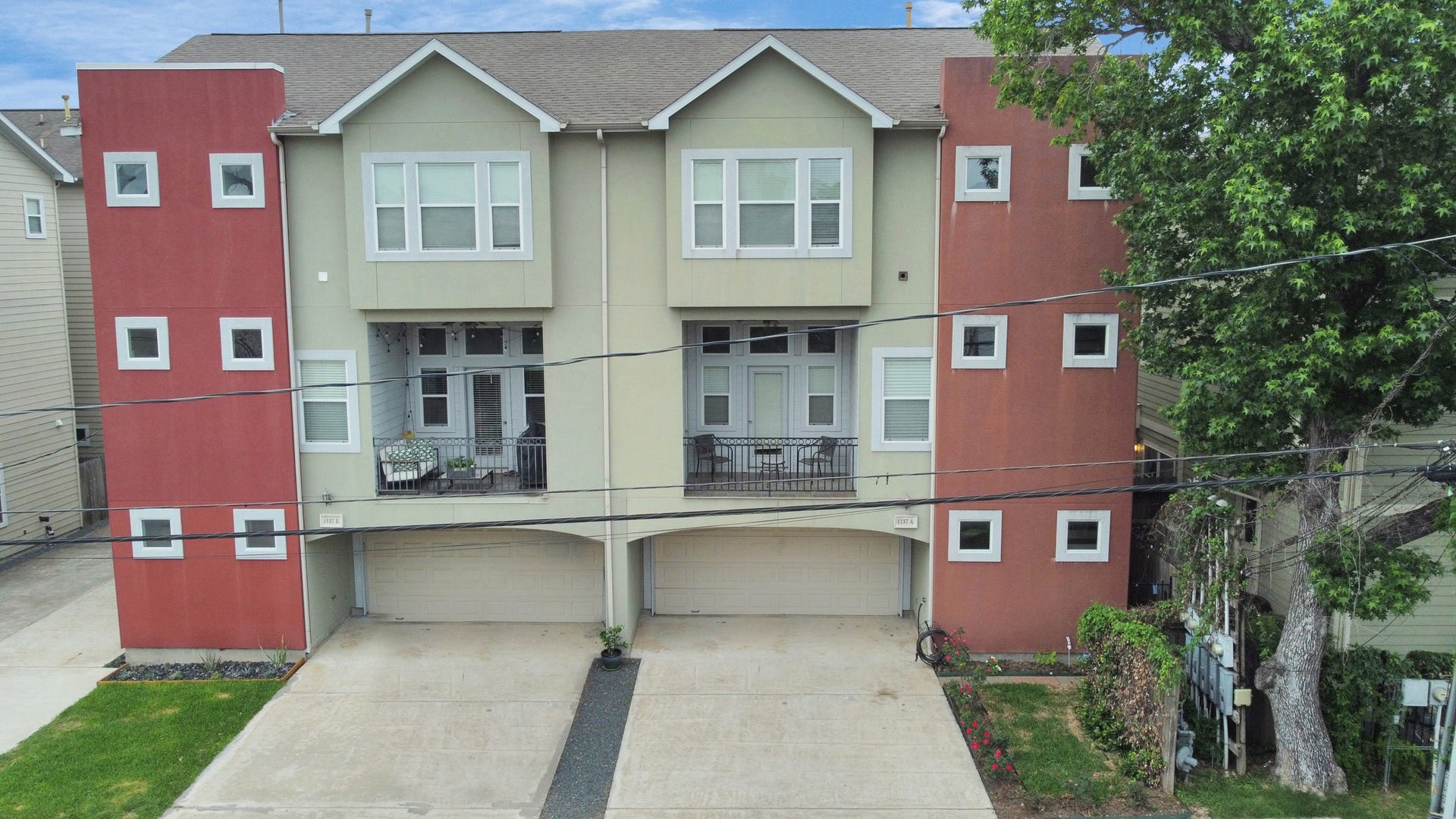 1137 W 24th Street, #A, Houston, TX 77008 One of the longest driveways on the whole street. 4 cars can easily fit in the driveway making guest parking easy.