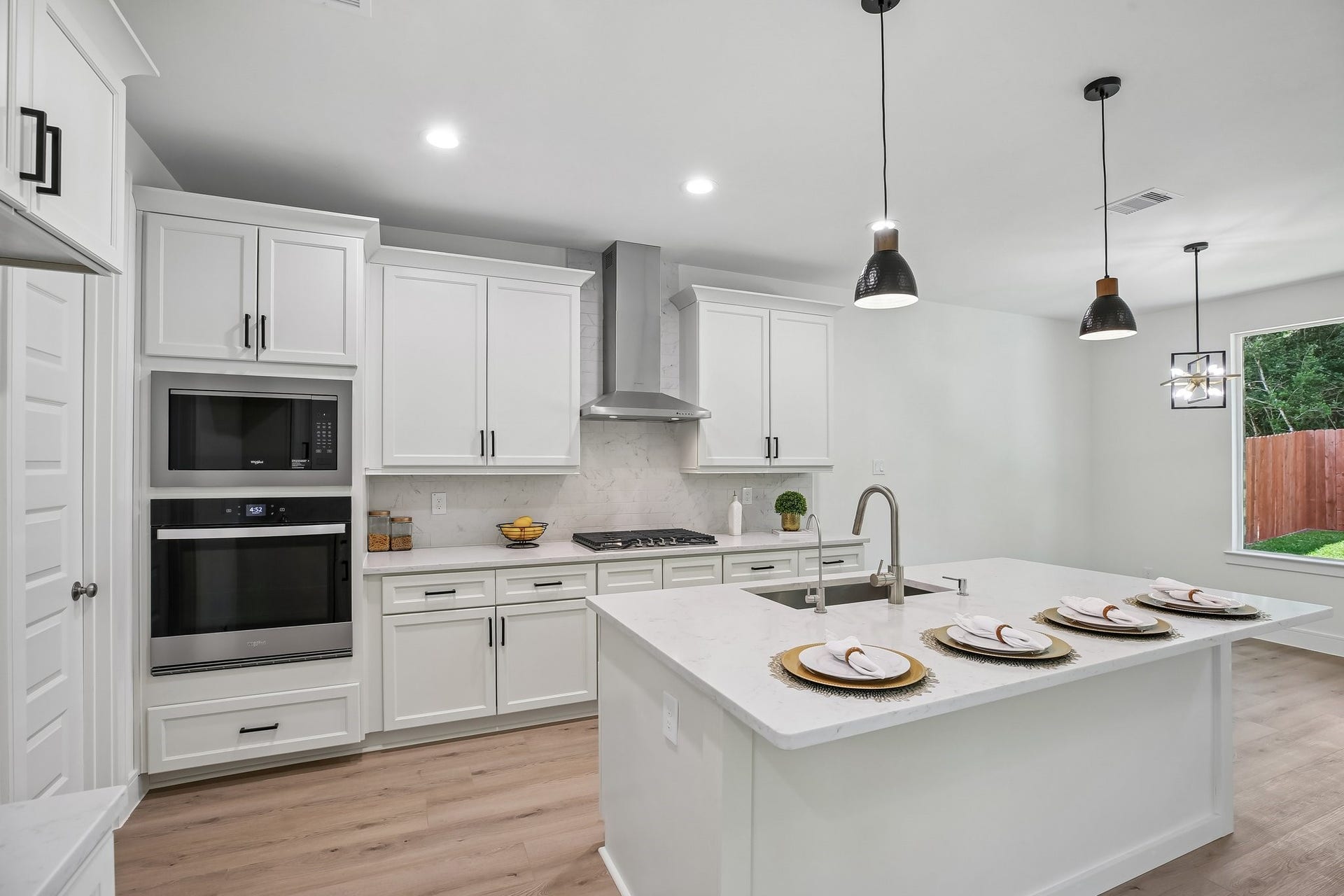 205 Wyndemere Drive, Montgomery, TX 77356 Spacious kitchen w/oversized island w/gleaming quartz countertops